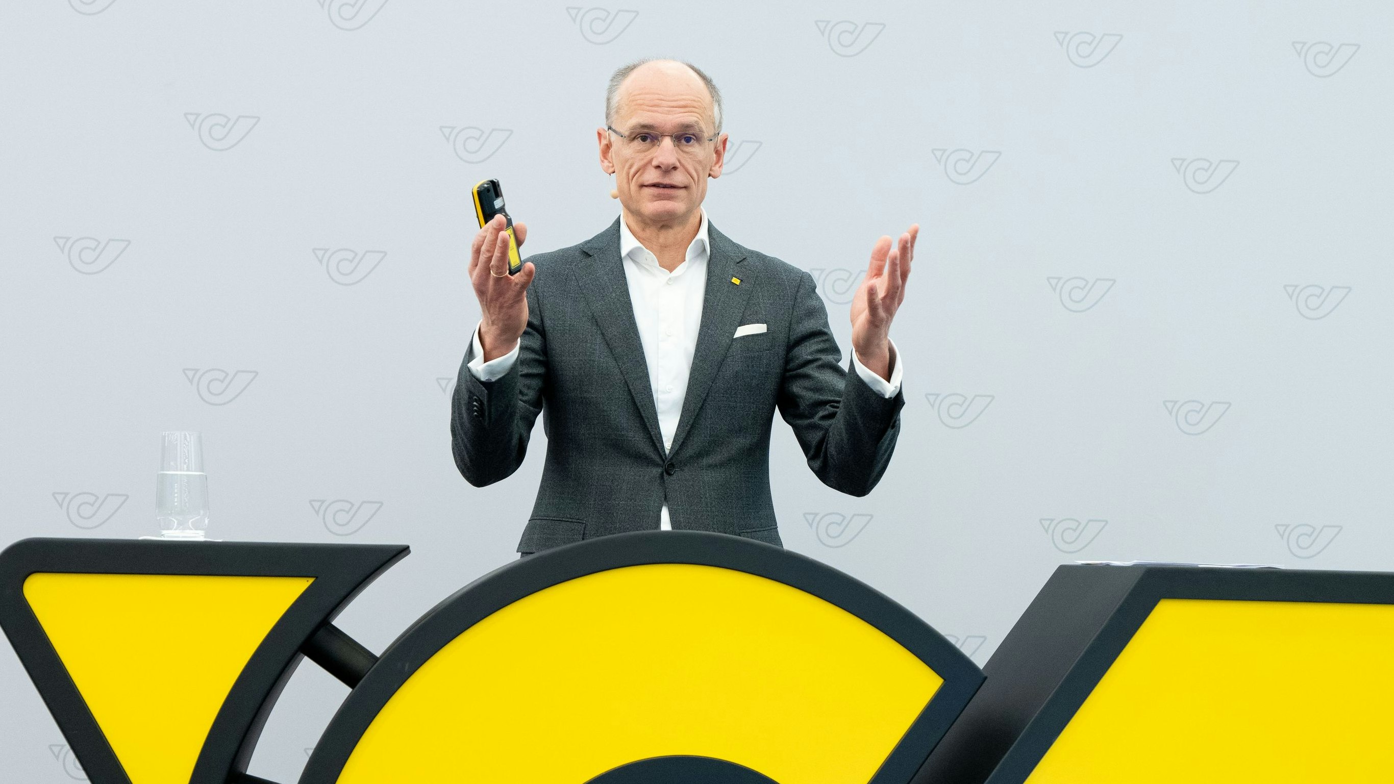 ABD0025_20241105 - WIEN - ÖSTERREICH: Generaldirektor Walter Oblin am Dienstag, 05. November 2024, während eines PG der Österreichischen Post AG zum Thema "Ergebnis 1.-3. Quartal" in Wien. - FOTO: APA/GEORG HOCHMUTH  _