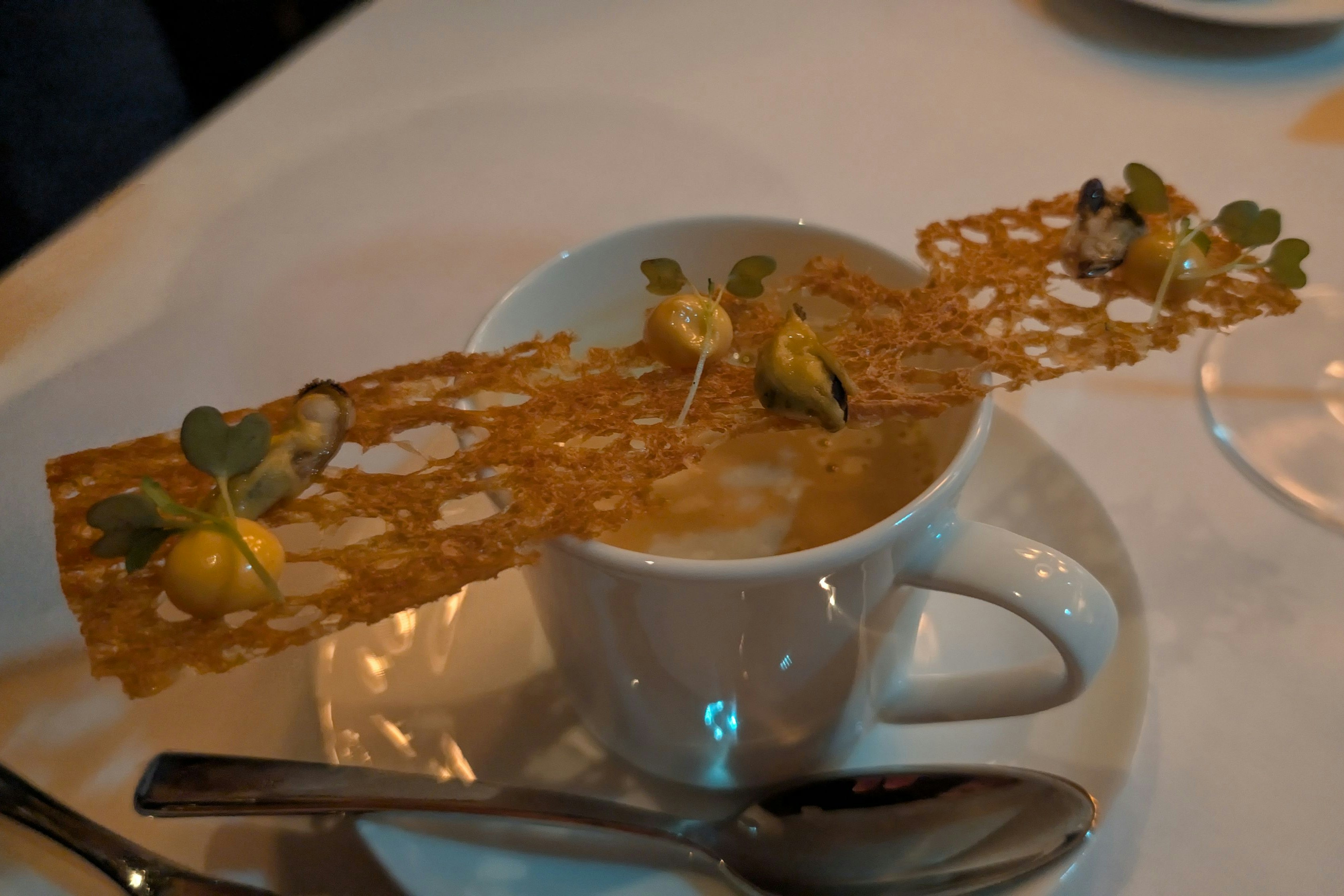 Bouillabaisse Cappuccino Bouchot Muschel Crouton in Minimundus-Version