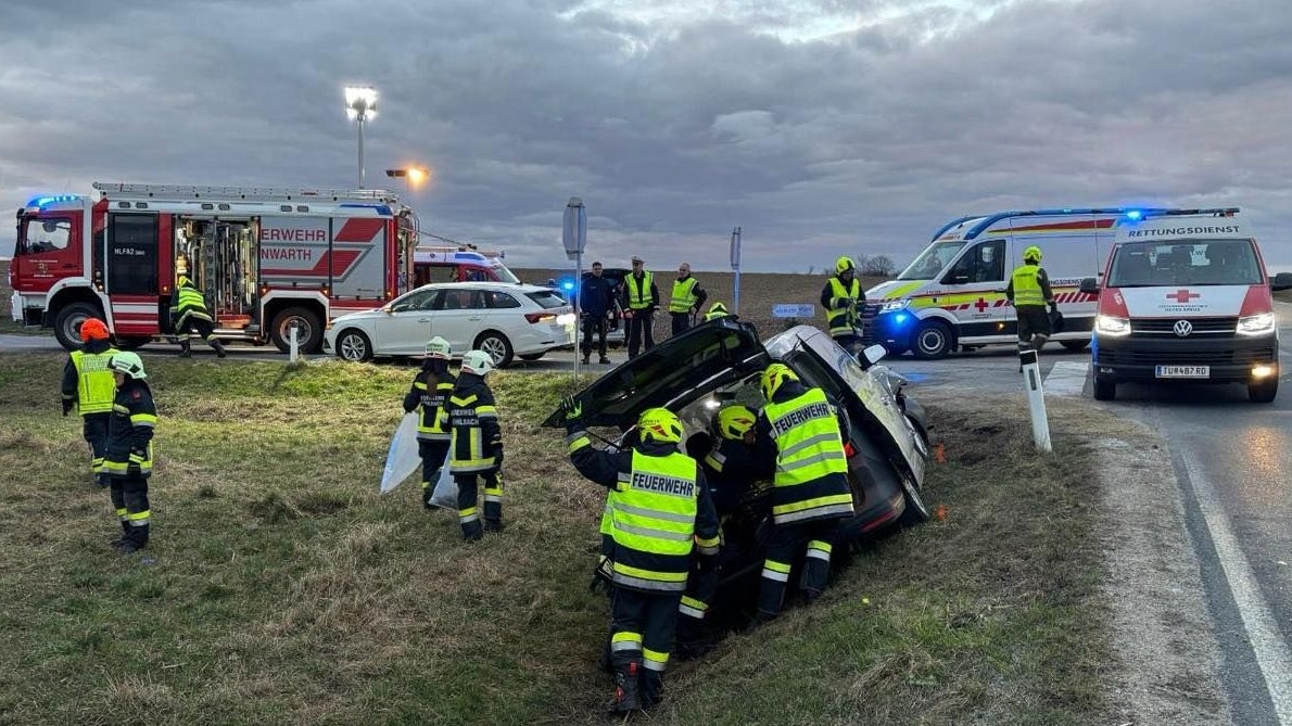 Heute.at - Crash: Auto wird auf Feld geschleudert, landet auf Dach