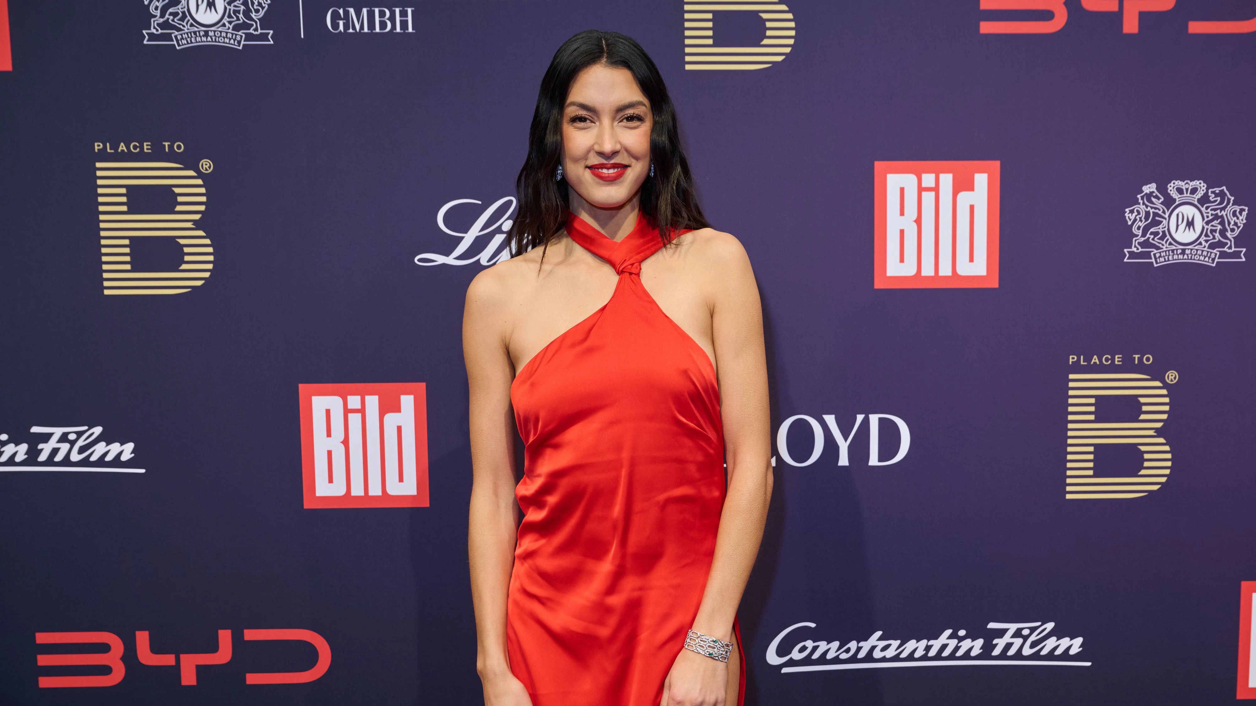 Rebecca Mir schreibt jetzt Bücher.