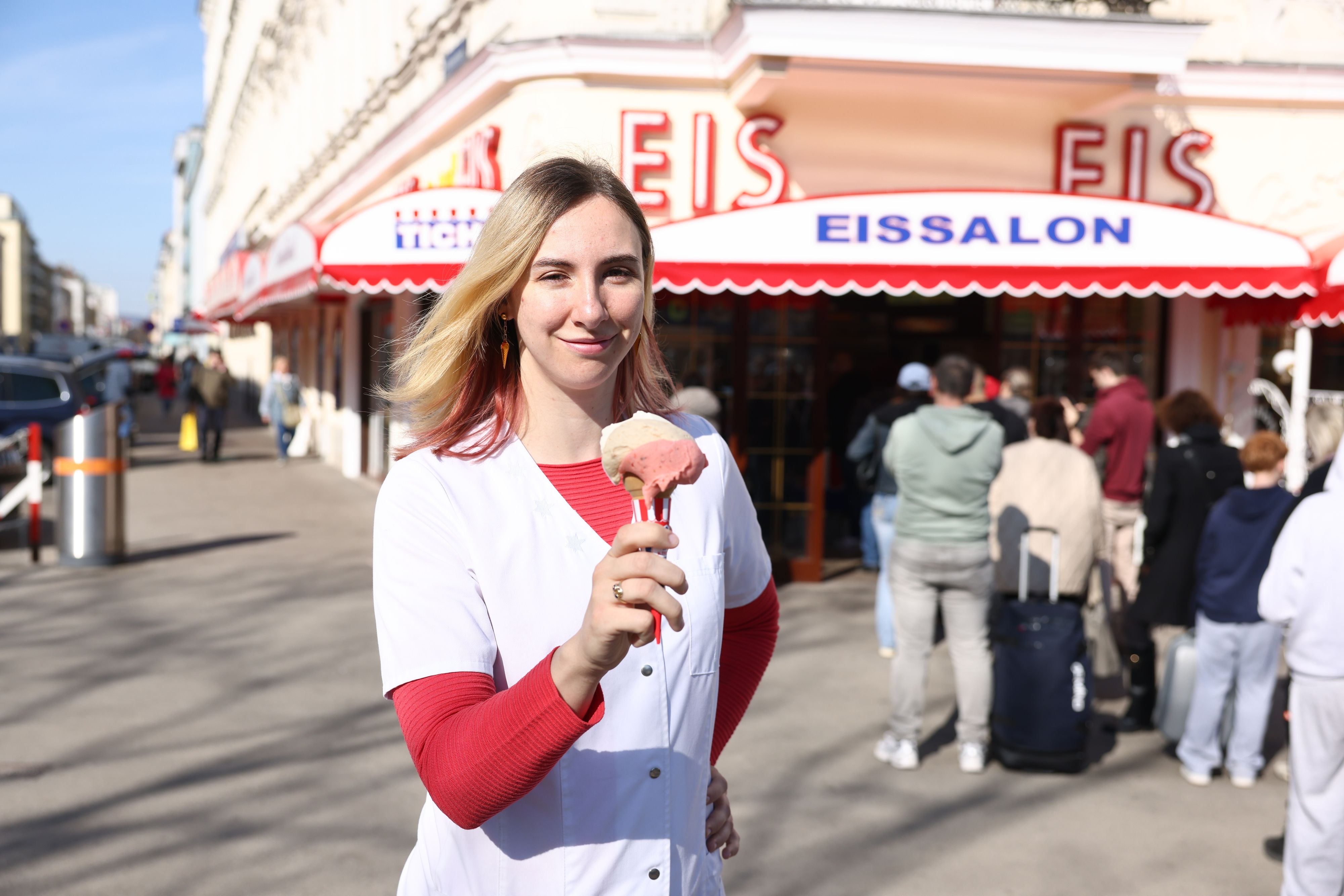 Xenia Tichy vor ihrem Eissalon am Wiener Reumannplatz in Favoriten. 