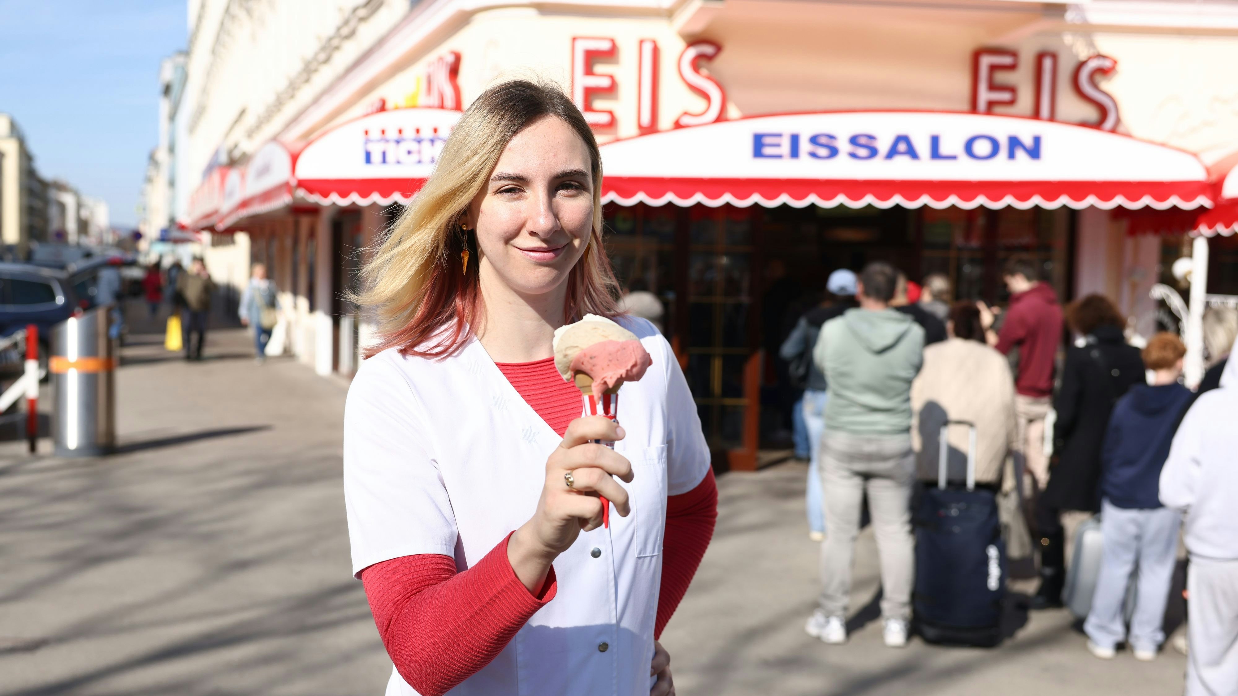 Xenia Tichy vor ihrem Eissalon am Wiener Reumannplatz in Favoriten. 