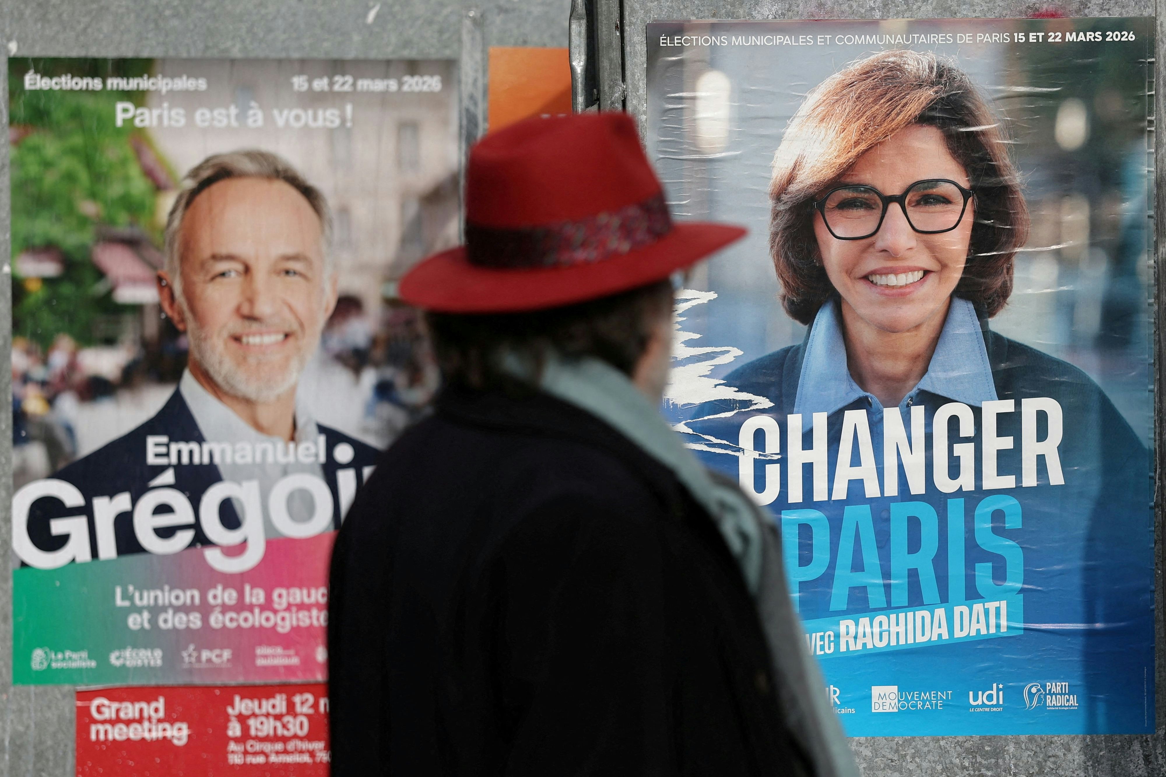Plakate der beiden favorisierten Kandidaten für die Pariser Bürgermeisterwahl: Emmanuel Grégoire von den „Vereinigten Linken“, sowie die Mitte-Rechts-Kandidatin Rachida Dati