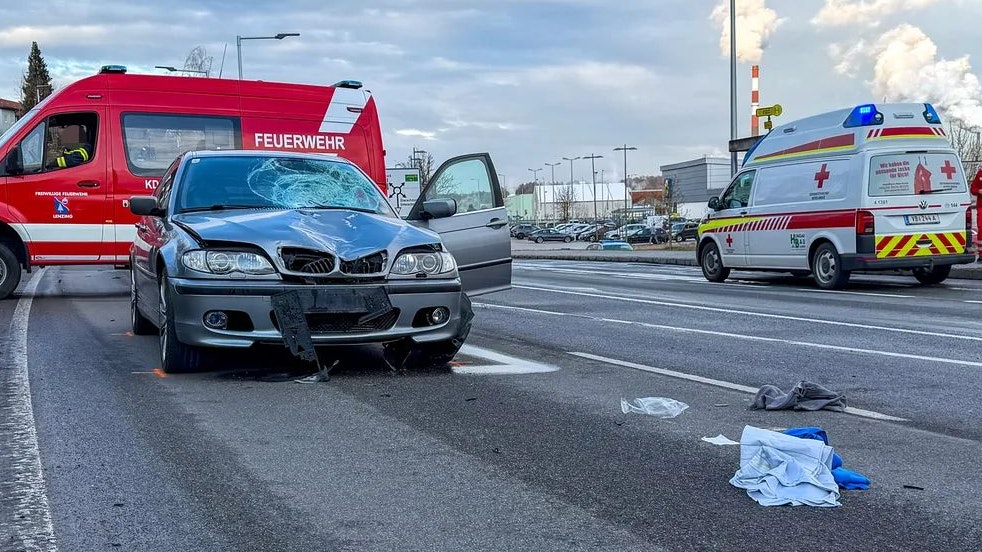 Der 17-Jährige wurde vom Auto erfasst und mitgeschleift.