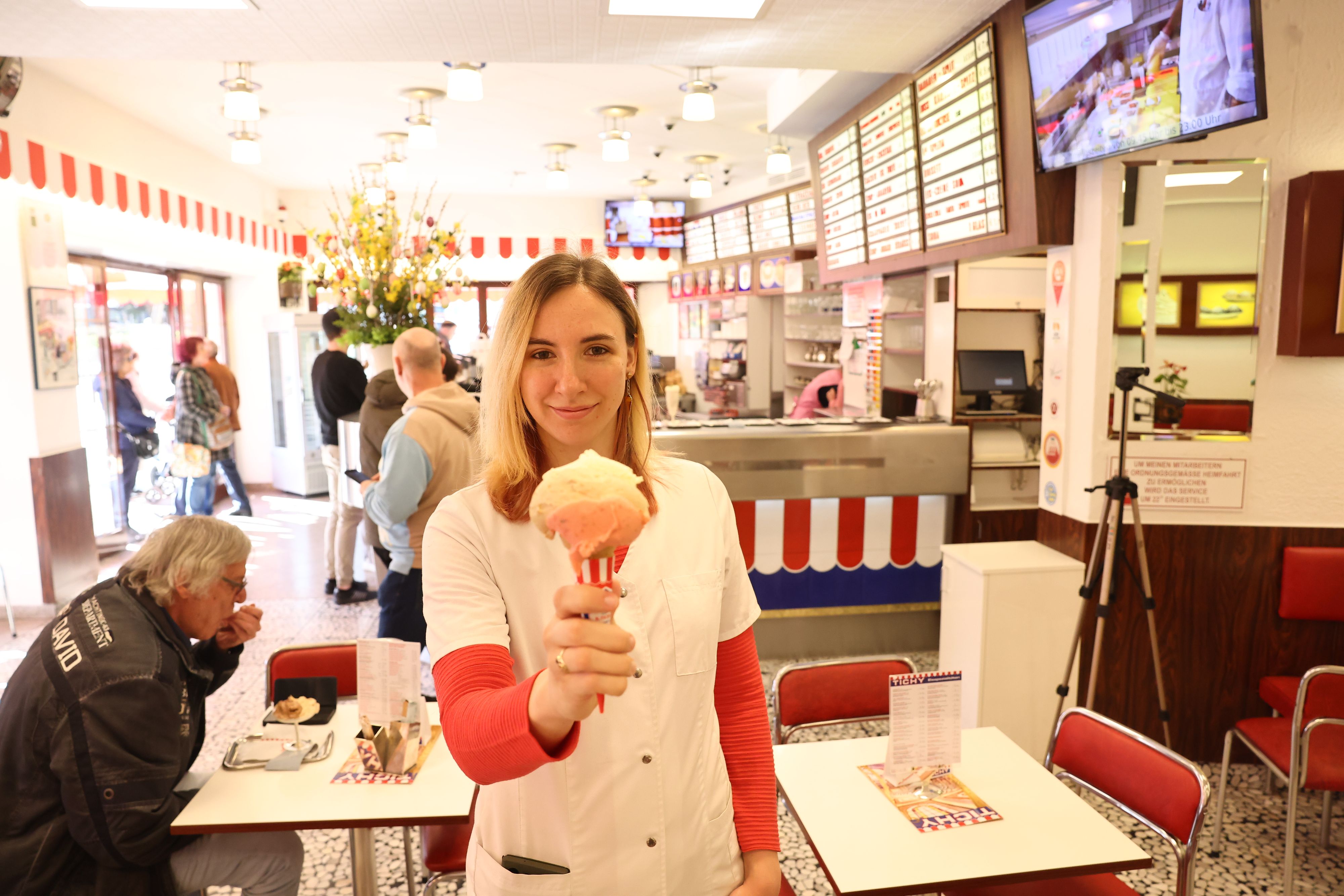 Beim Eissalon Tichy gibt es keine einzelne Kugel, sondern nur eine ganze Portion mit bis zu drei Sorten - um 3,20 Euro.