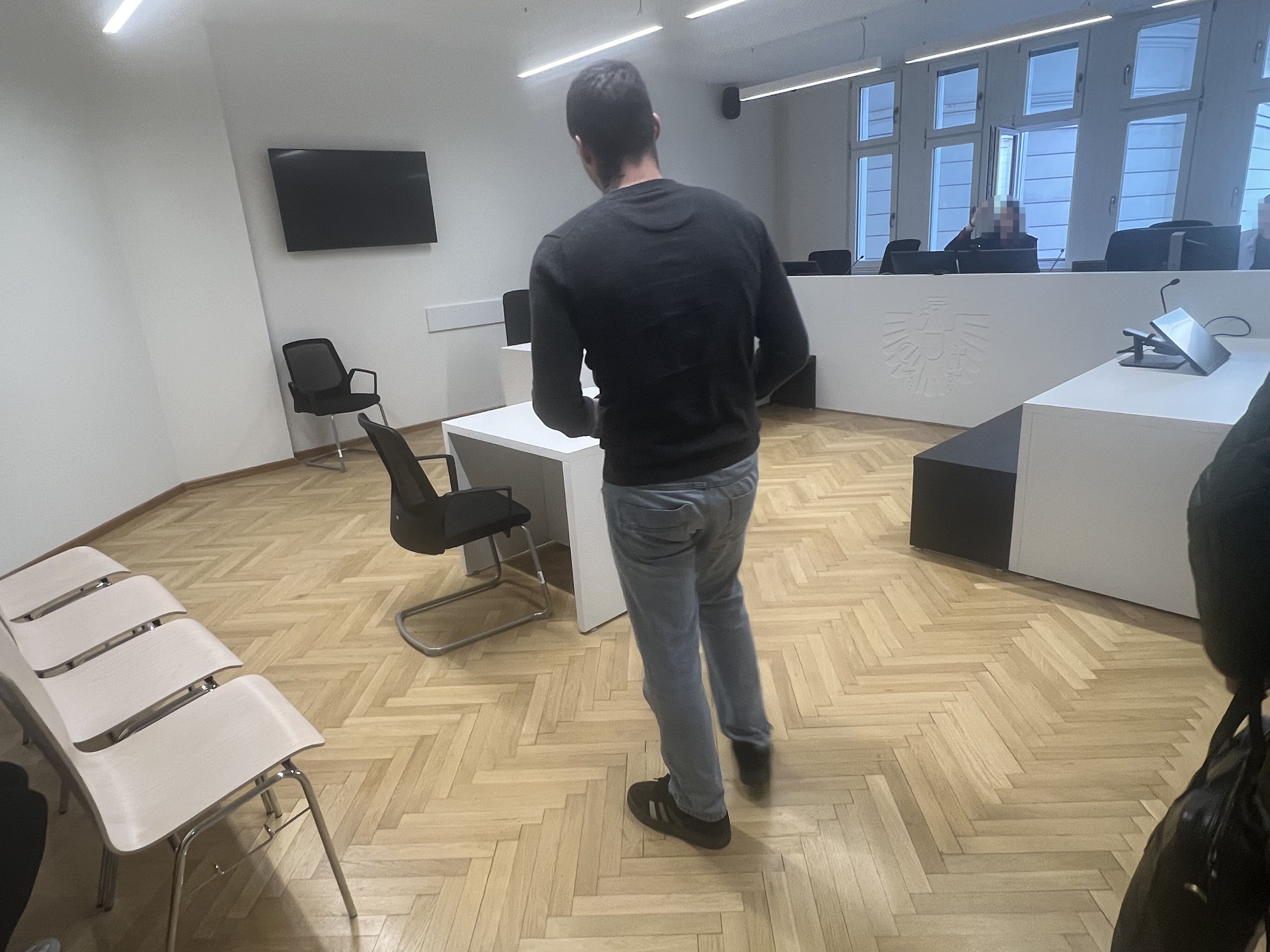 Der 23-jährige Angeklagte steht im Wiener Landesgericht vor Gericht. Er bestreitet, seine damals schwangere Ex-Freundin attackiert zu haben – am Ende spricht ihn das Gericht frei.