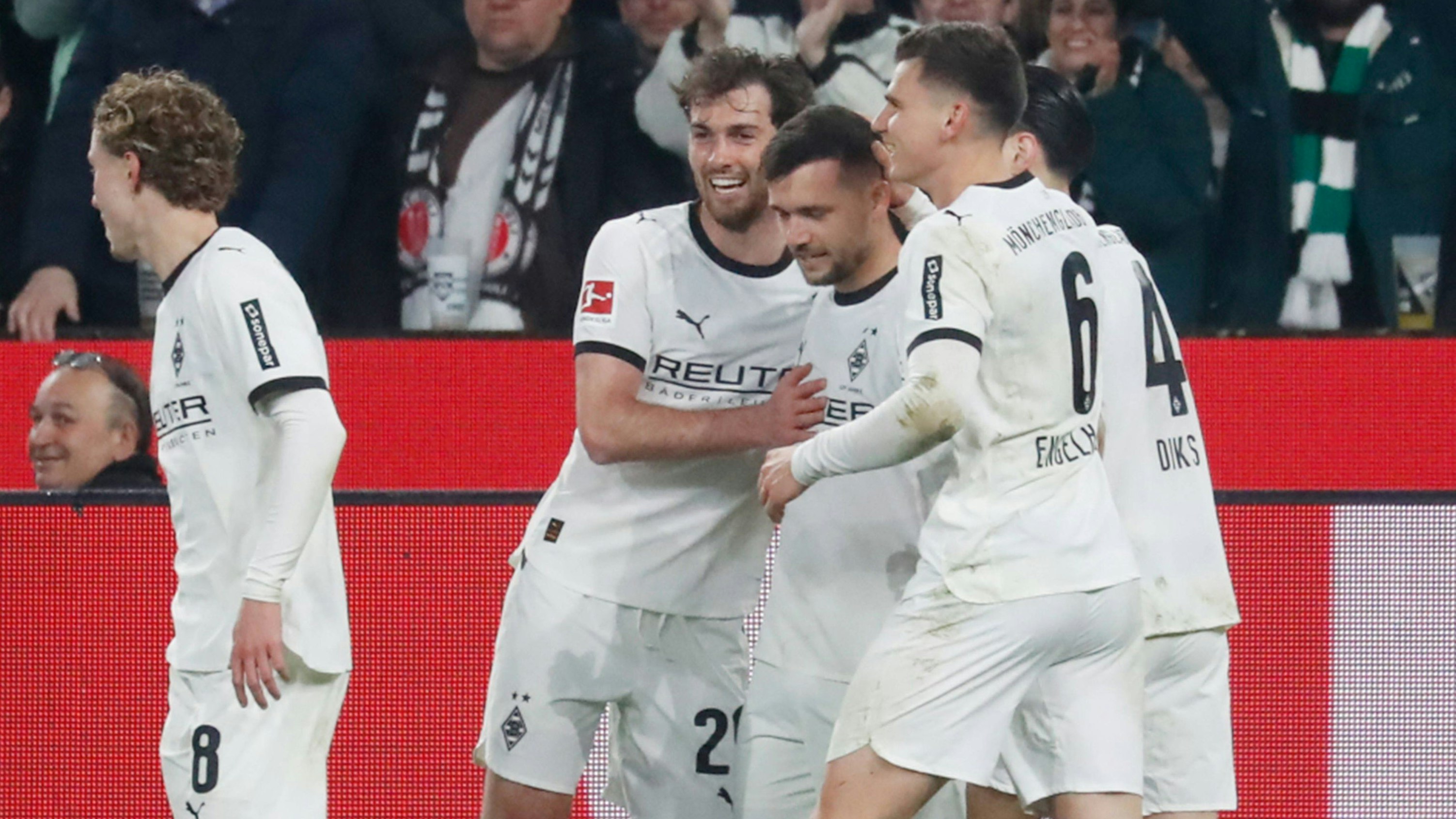 Kevin Stöger jubelt im Dress von Borussia Mönchengladbach. 