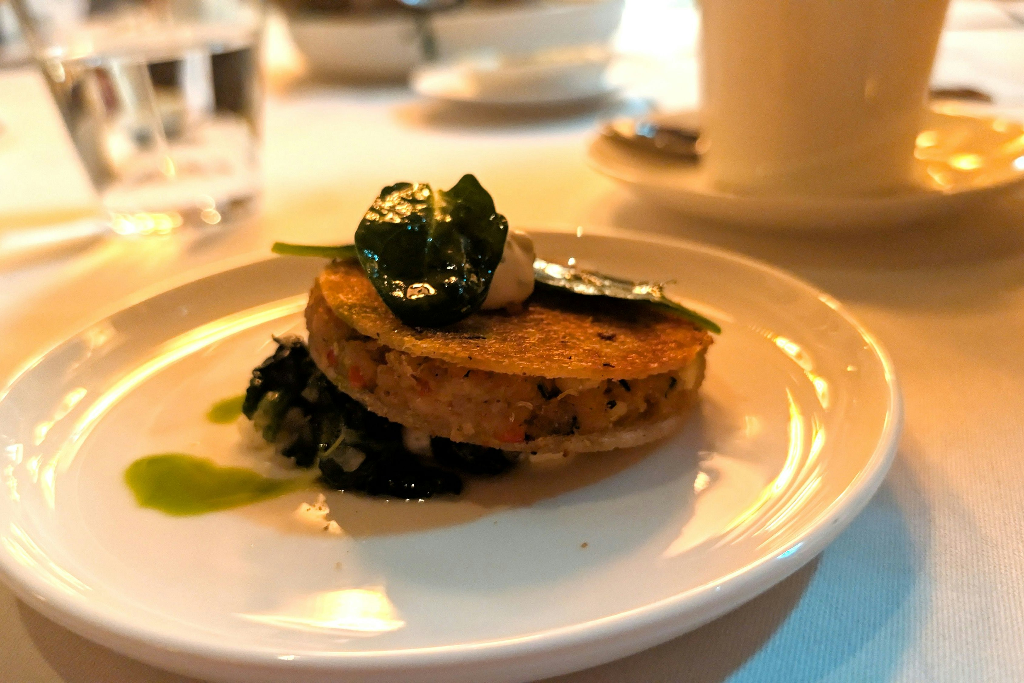 Auch das Crab Cake Old Bay Remoulade, Zitrus Spinat-Gericht hatte seinen Auftritt in der halben Größe