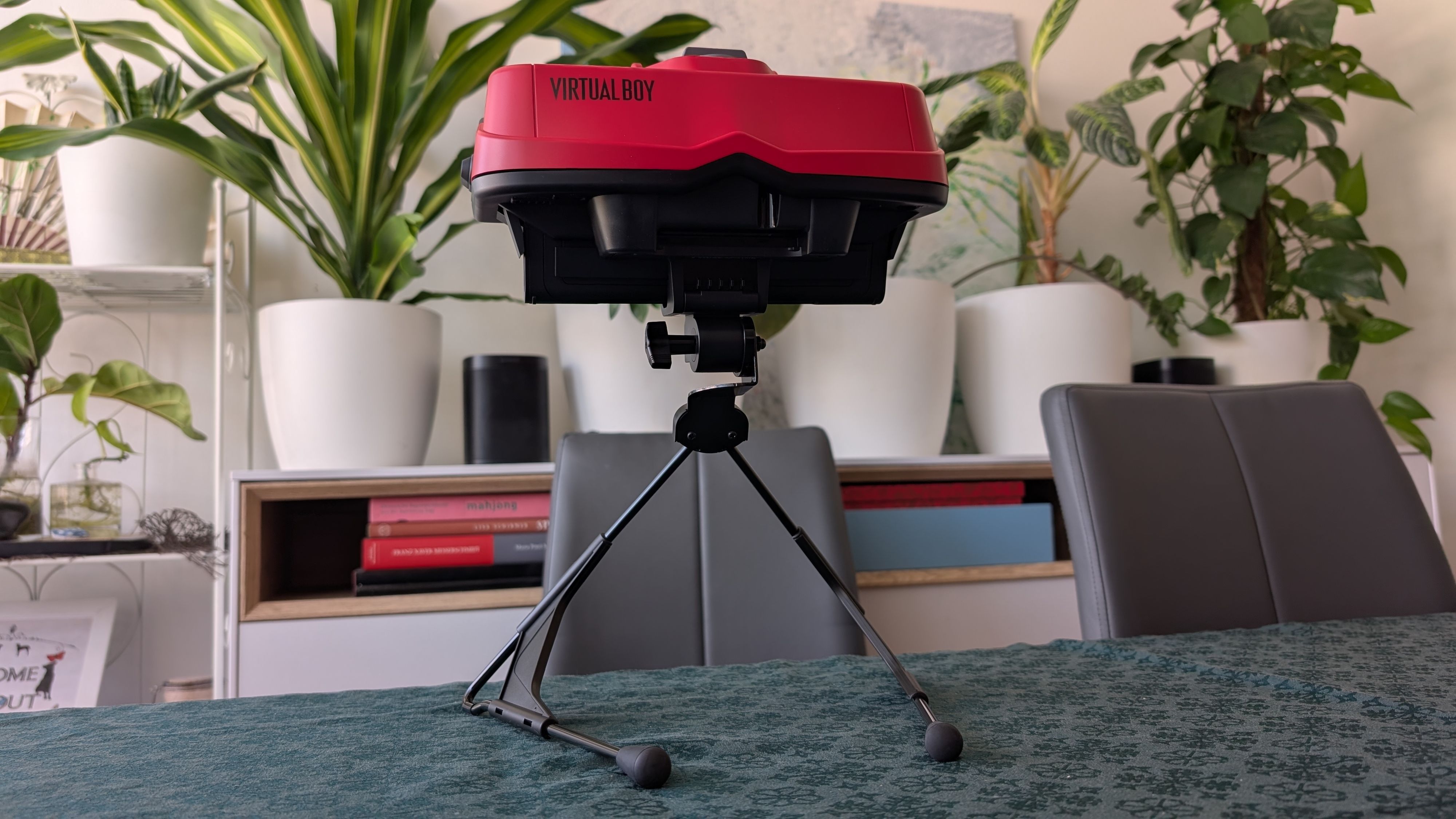 Optisch bleibt das Konzept dem Original treu und setzt weiterhin auf die markante Darstellung in roten und schwarzen Farbtönen.