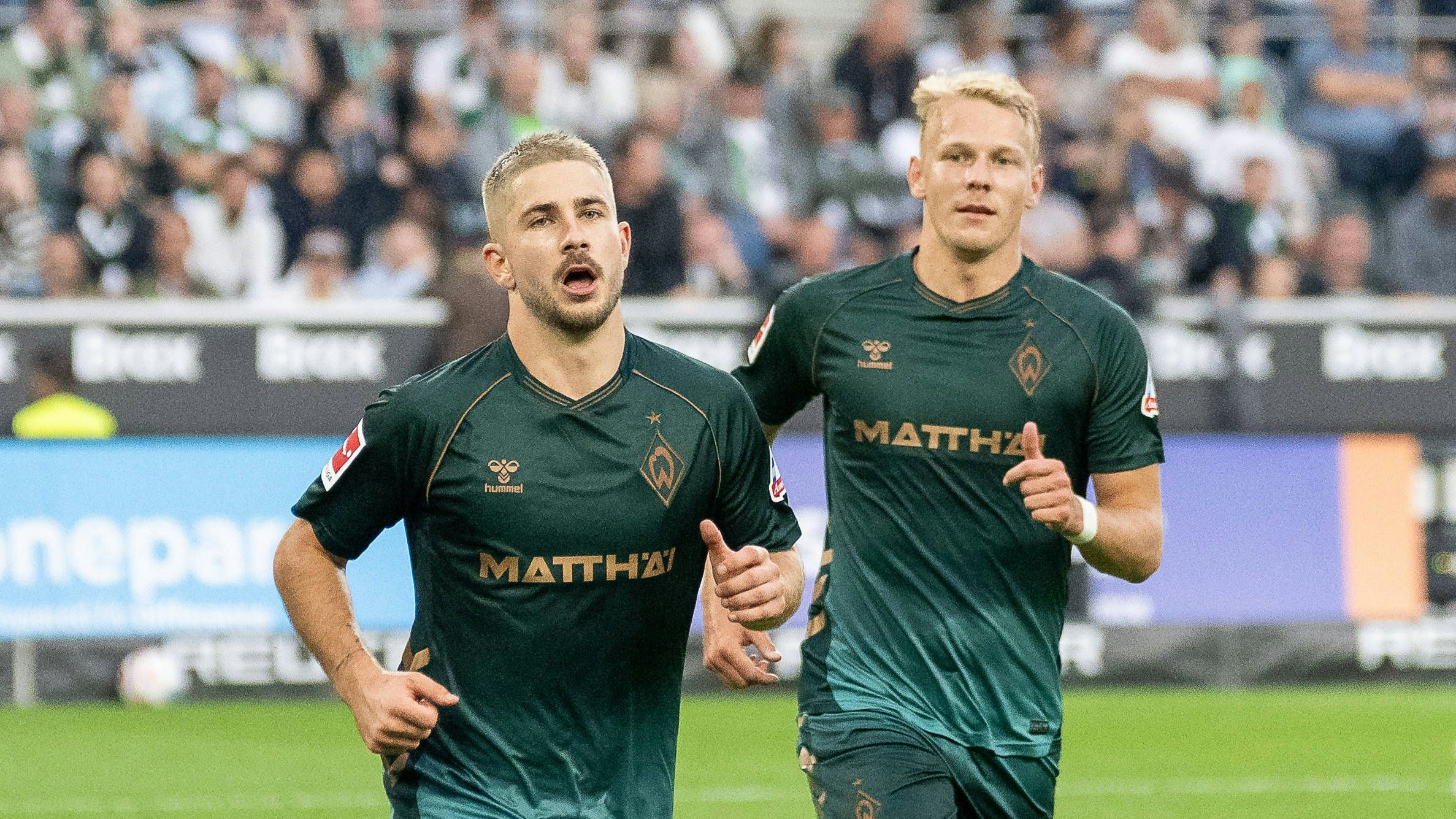 14.09.2025, Fussball: 1. Bundesliga, Saison 2025/2026, 03. Spieltag, Borussia Moenchengladbach - SV Werder Bremen im Borussia-Park in Moenchengladbach. Romano Schmid SV Werder Bremen, 20 und Marco Gruell SV Werder Bremen, 17 bejubeln das Tor zum 3:0. Wichtiger Hinweis: Gemaess den Vorgaben der DFL Deutsche Fussball Liga bzw. des DFB Deutscher Fussball-Bund ist es untersagt, in dem Stadion und/oder vom Spiel angefertigte Fotoaufnahmen in Form von Sequenzbildern und/oder videoaehnlichen Fotostrecken zu verwerten bzw. verwerten zu lassen. Foto: Kirchner-Media/Thomas Haesler *** 14 09 2025, Soccer 1 Bundesliga, Season 2025 2026, Matchday 03, Borussia Moenchengladbach SV Werder Bremen at Borussia Park in Moenchengladbach Romano Schmid SV Werder Bremen, 20 and Marco Gruell SV Werder Bremen, 17 celebrate the goal for 3 0 Important note According to the regulations of the DFL German Football League and the DFB German Football Association, it is prohibited to use or have used photographs taken in the stadium and / or of the game in the form of sequential images and / or video-like photo series Foto Kirchner Media Thomas Haesler Copyright: xKirchner-Media/ThomasxHaeslerx