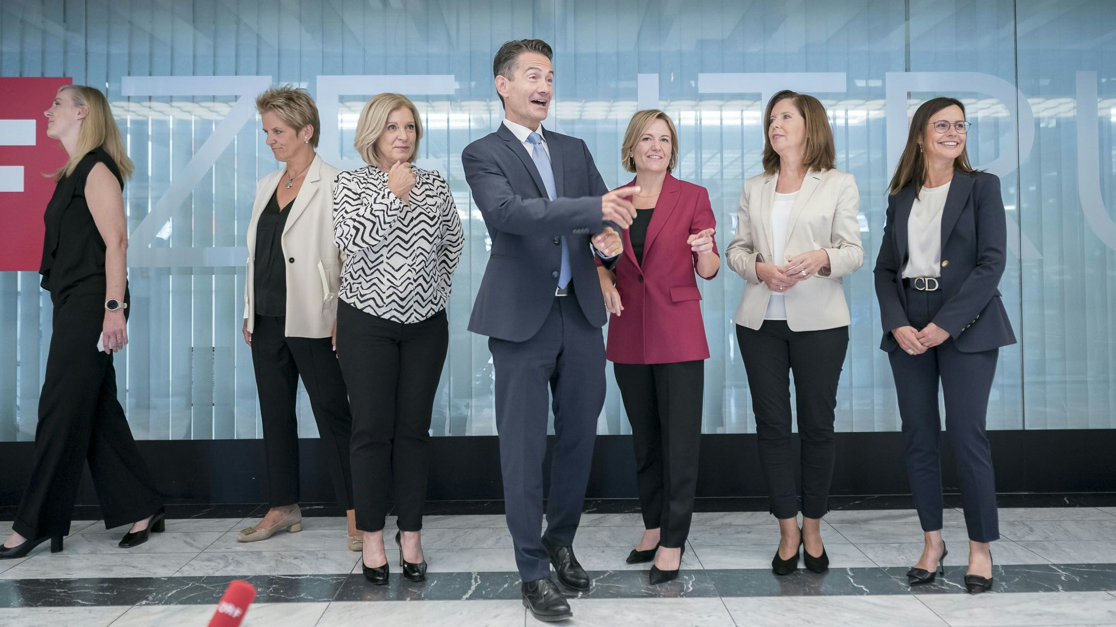 Ob ich dem einmal nachfolgen werd'? Ingrid Thurnher mit Roland Weißmann bei der Präsentation des Teams 2021