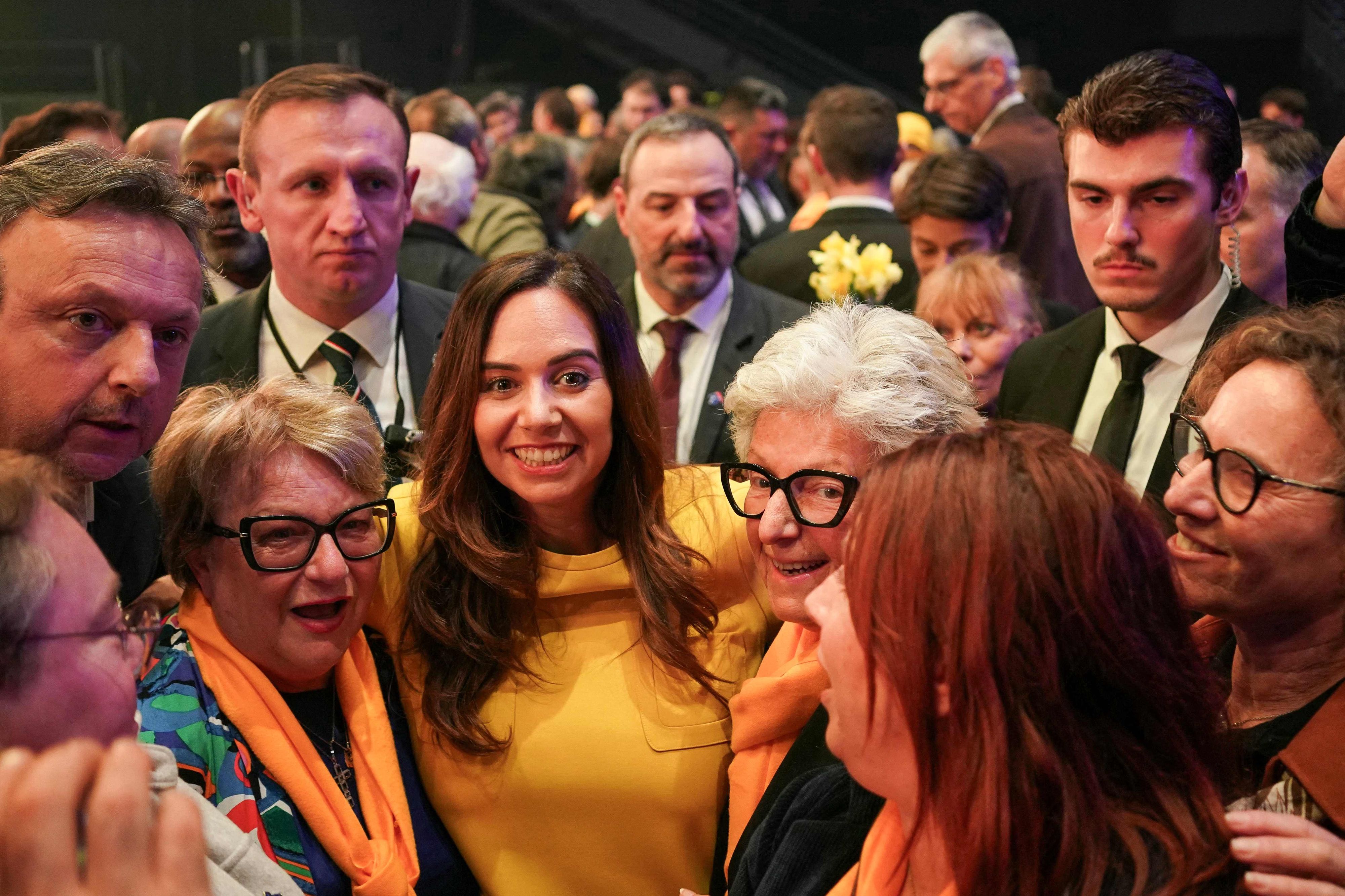 Sarah Knafo (Mitte), Europaabgeordnete der Rechtsaußen-Partei „Reconquete!“  will das Comeback des Autos