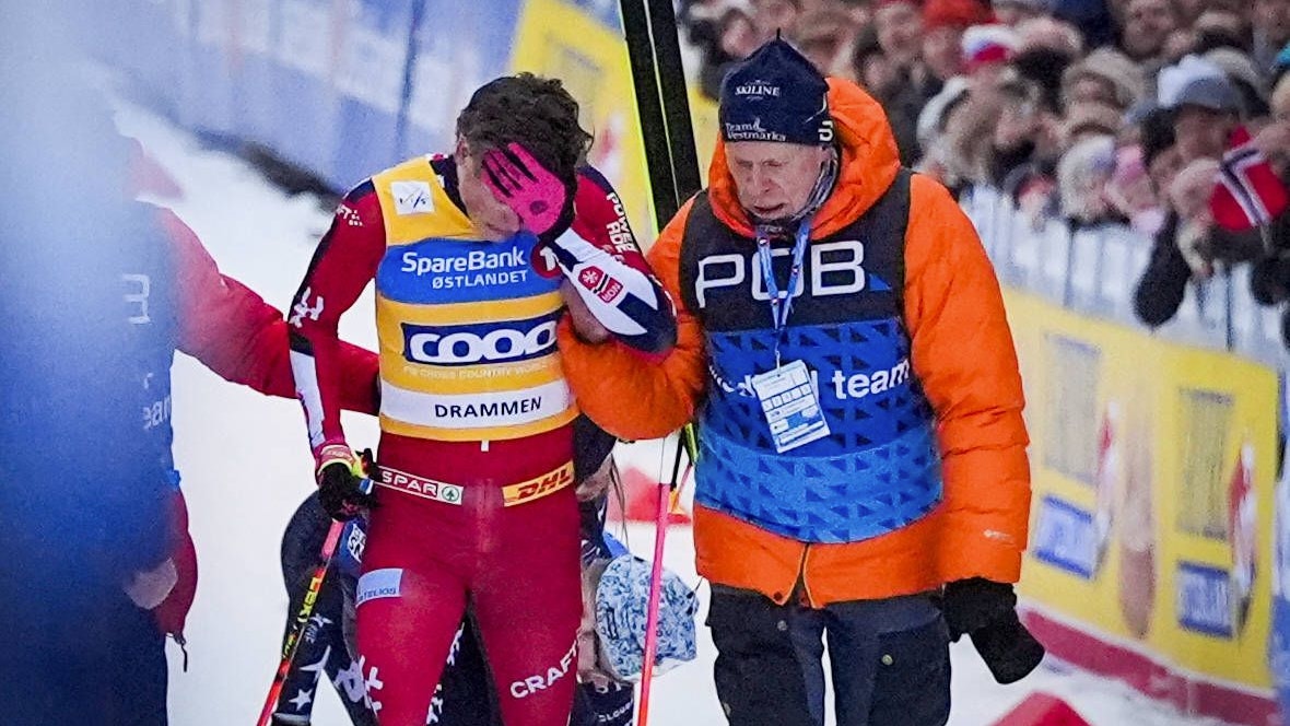 Johannes Hösflot Klaebo ist schwer zu Sturz gekommen und landete im Krankenhaus. 