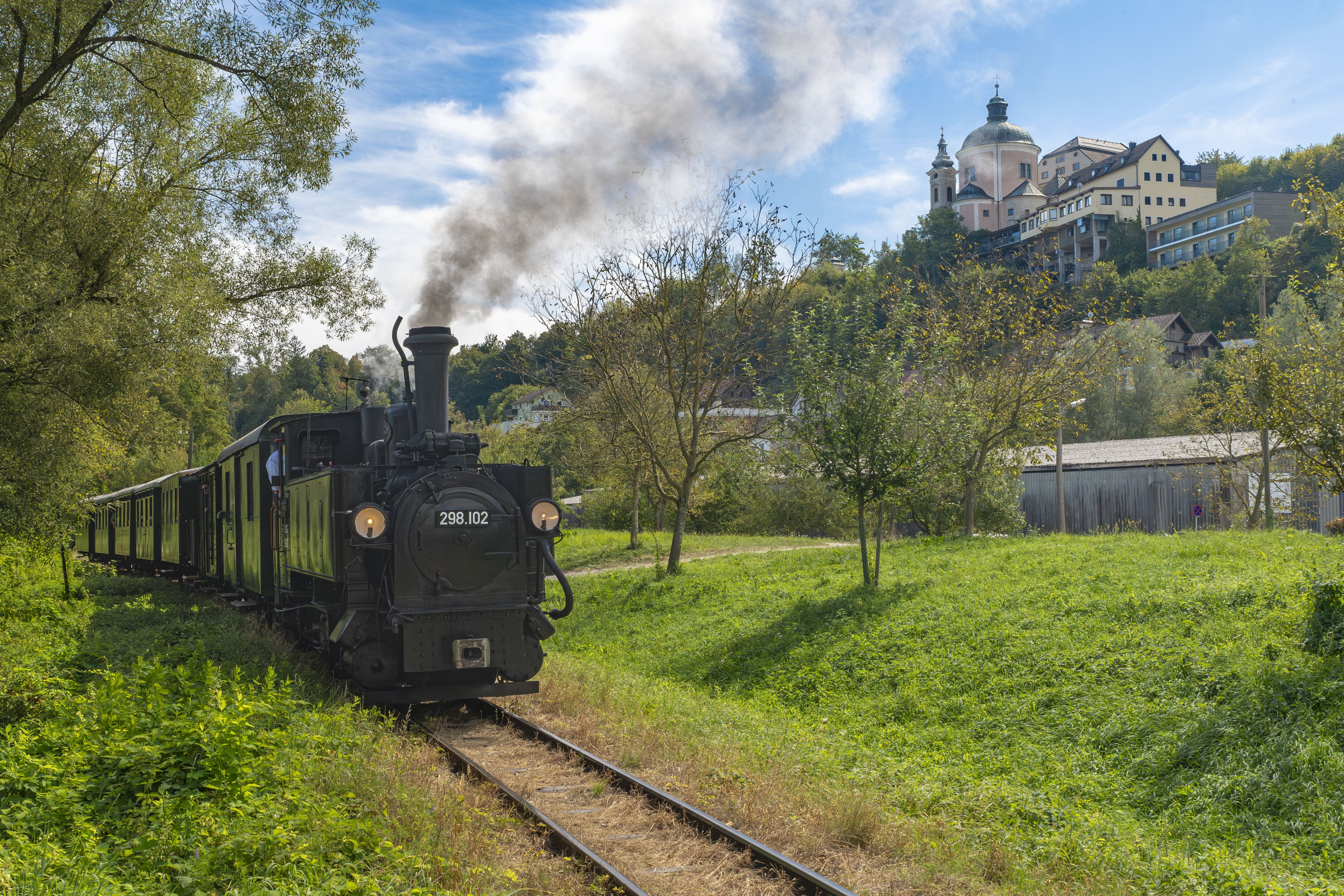 Beim Versuch, ihren Hund anzuleinen, beugte sich die Frau über die Gleise – die Steyrtalbahn streifte sie am Kopf.