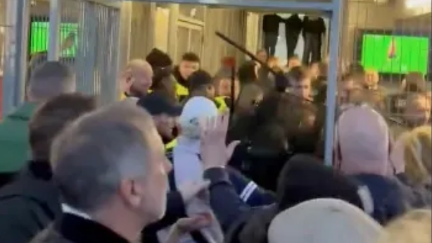 Heute.at - Fans werden von Polizei mit Schlagstöcken attackiert