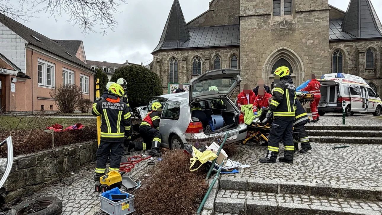 Die Lenkerin krachte direkt auf den Vorplatz der Kirche.