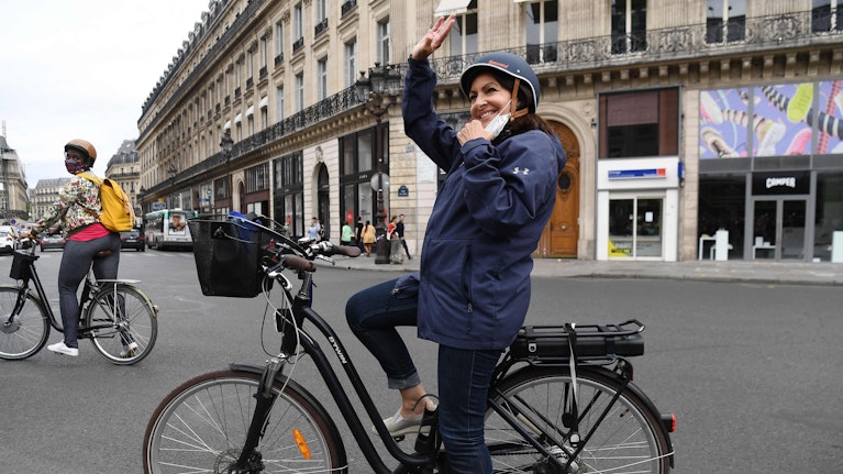 Ab Sonntag wählt Paris eine neue Bürgermeisterin oder einen Bürgermeister. Unter Anne Hildalgo, die nicht mehr antritt, hatte sich die Stadt einer radikalen Ökologisierung unterzogen. Nun gibt es Gegenwind. Wer gewinnt das Duell Rad gegen Auto?