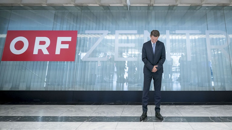 Was mit drei WhatsApp begann, endete in einer Forderung über drei Millionen Euro. So kam es wirklich zum Rücktritt von ORF-Generaldirektor Roland Weißmann. Welches Problem seine Nachfolgerin nun lösen muss. Und welche Rolle eine Zahnbürste spielte.