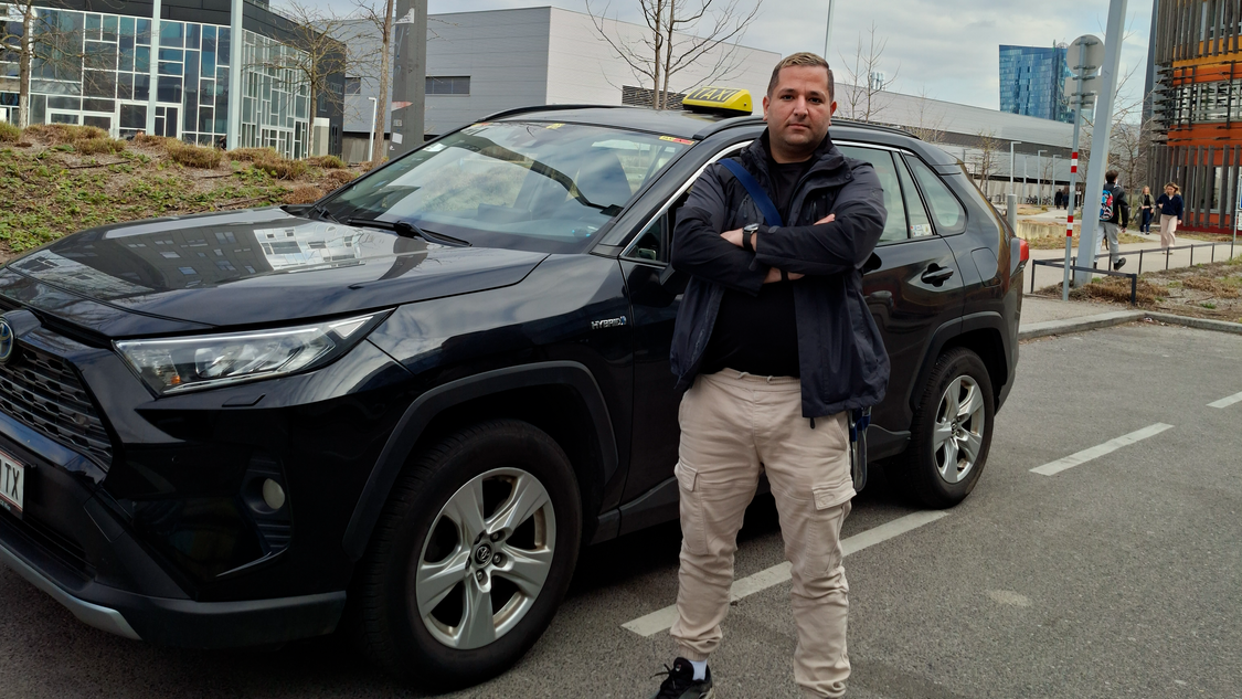 Benjamin (35) fühlt sich unrecht behandelt und will nun dagegen vorgehen. 