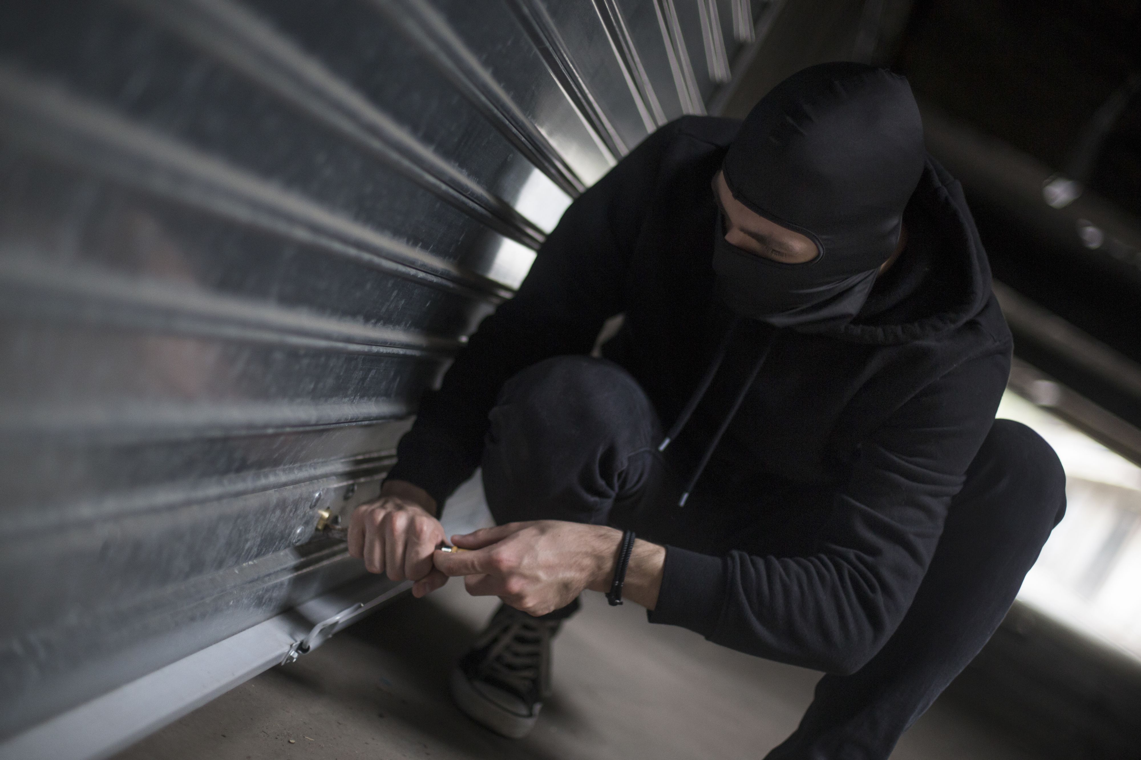 Der Dieb schlich sich durch die Garage ein (Symbolbild).