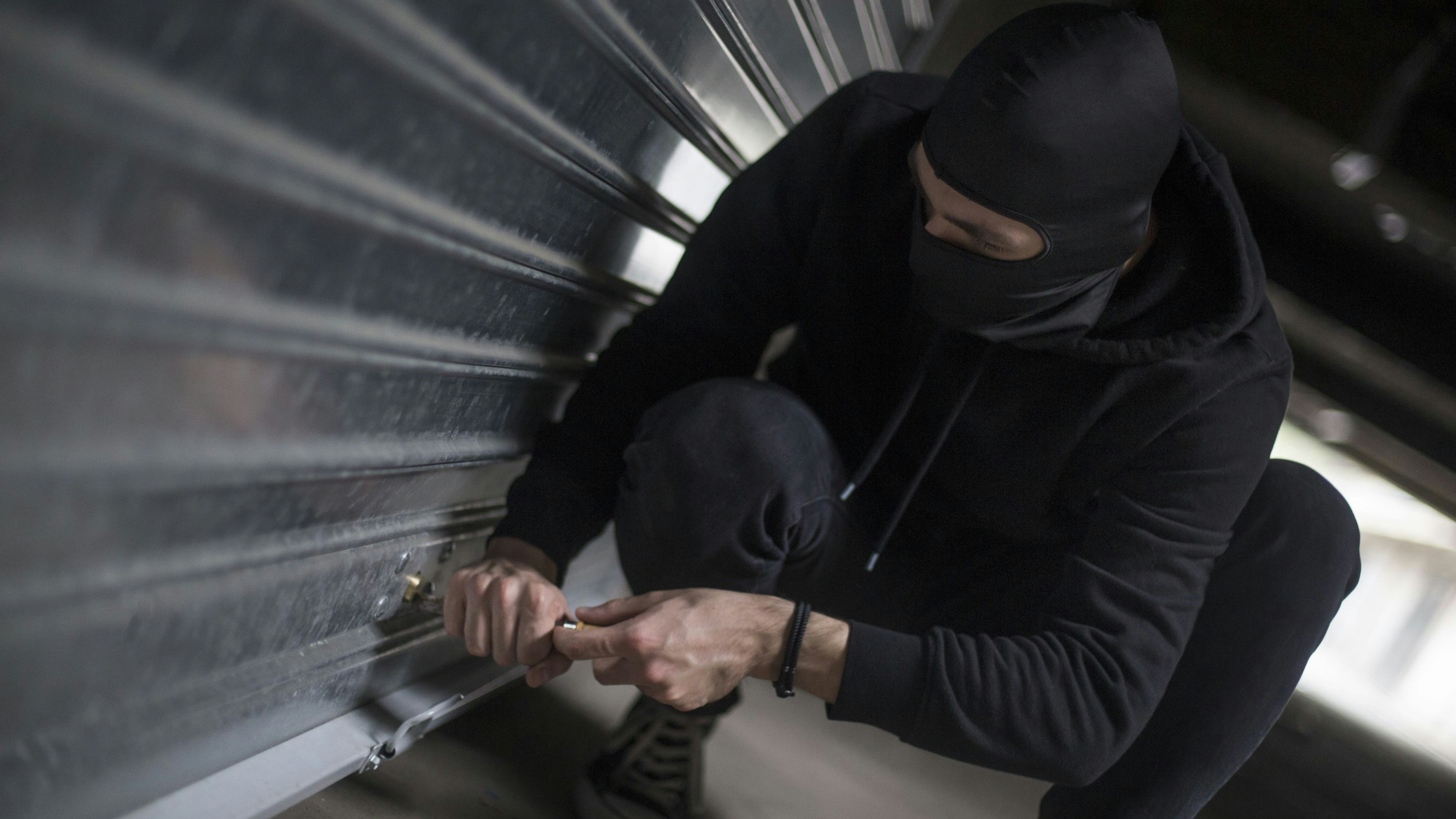 Der Dieb schlich sich durch die Garage ein.