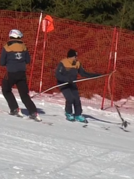 Der Ski ist komplett verbogen.