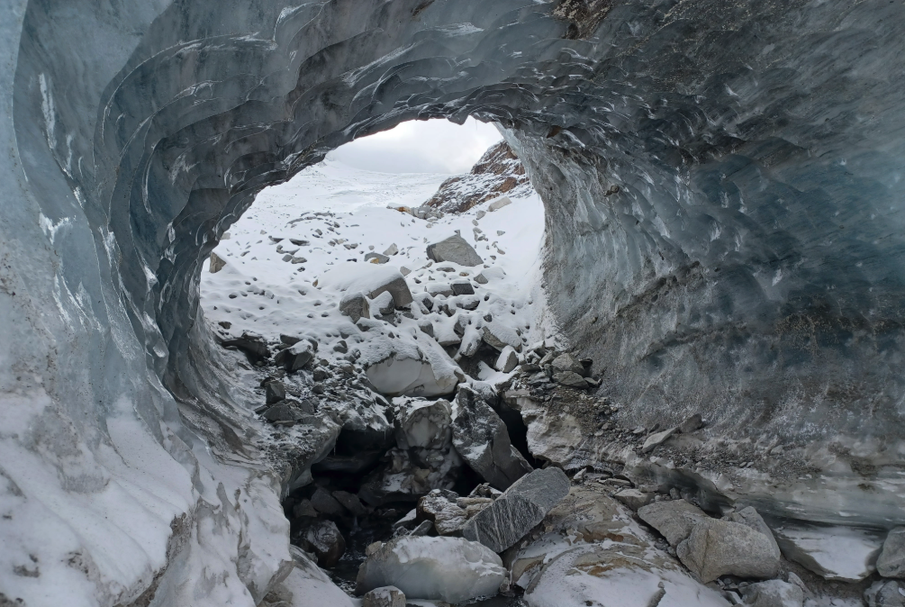 Eistunnel wie dieser am Wildgerloskees (Zillertaler Alpen) zeugen von fortschreitendem Eiszerfall.