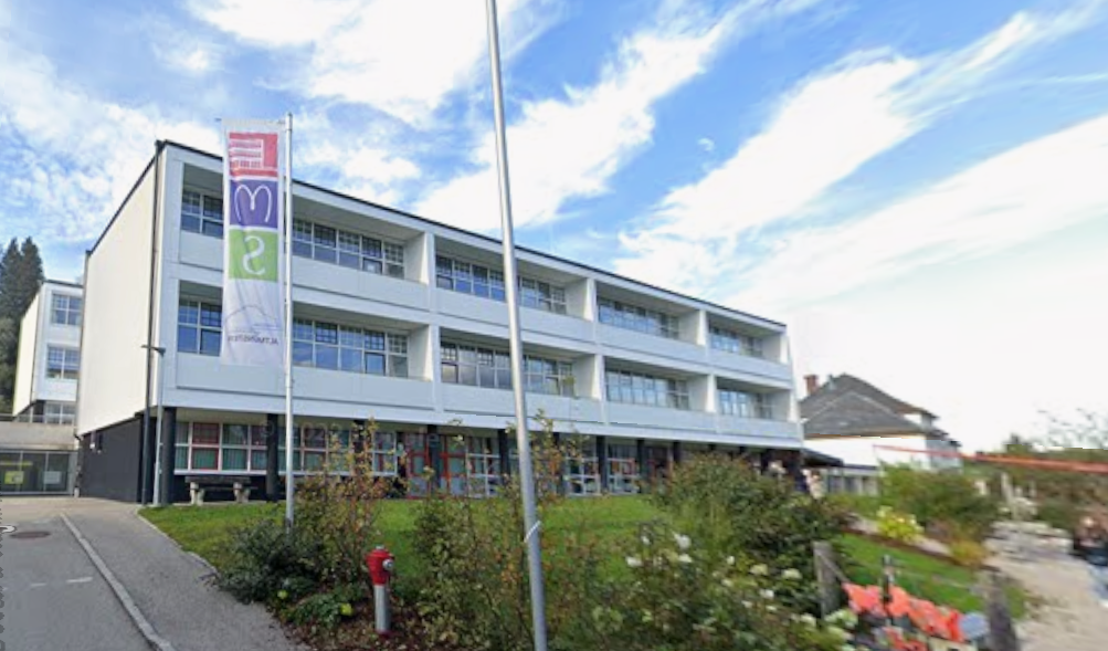 Seine Eltern wollten den 13-Jährigen an der Mittelschule Altmünster anmelden, durften das aber nicht.