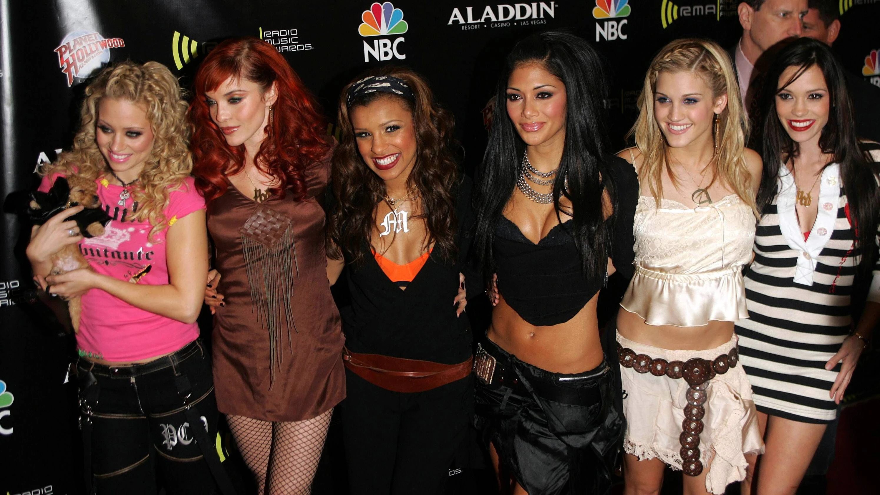 Die Pussycat Dolls bestanden früher aus sechs Mitgliedern (v.l.n.r.): Kimberly Wyatt, Carmit Bachar, Melody Thornton, Nicole Scherzinger, Ashley Roberts und Jessica Sutta.