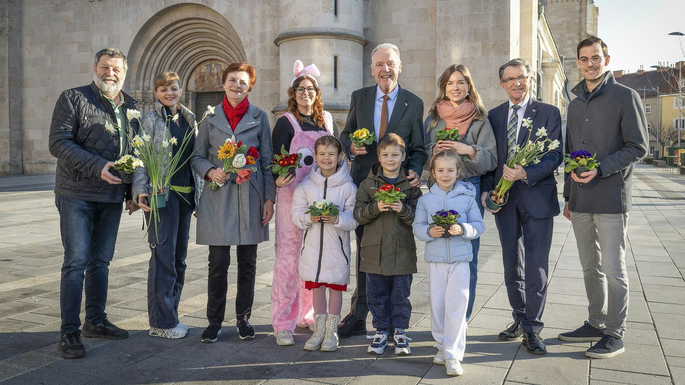 Herbert Böhm und Sabine Mossig (Sweet & Hot), Maria Kunz (Weltladen), Vanessa Maurer (Stadt Wiener Neustadt), Bürgermeister Klaus Schneeberger, Julia Feichtinger (Pünktchen Wien), Stadtrat Franz Piribauer und Ferdinand Scheuer (Stadtmarketing) mit Valerie, David und Polina