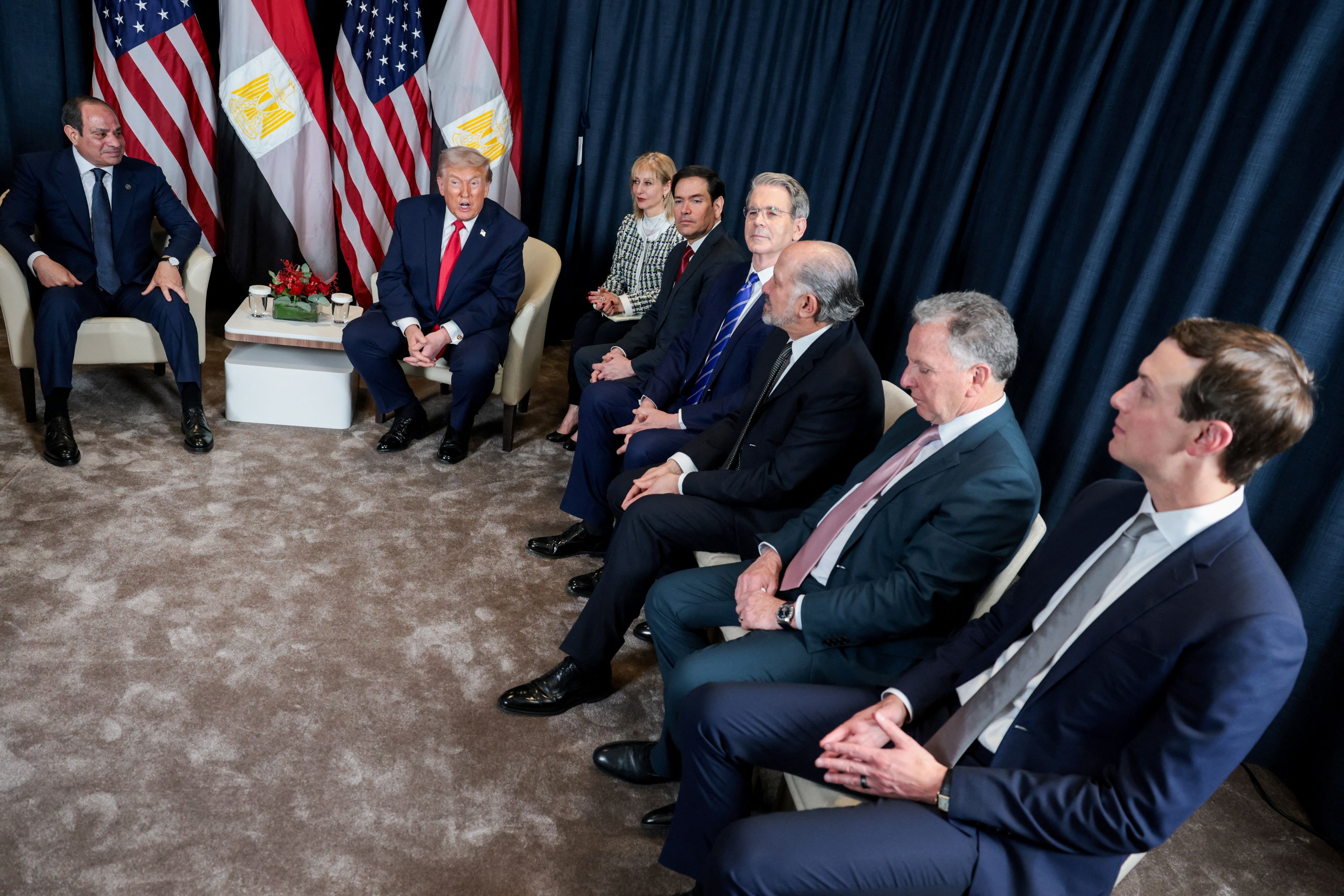 Auch in Davos hatte Rubio die geschenkten Schuhe von Donald Trump an.