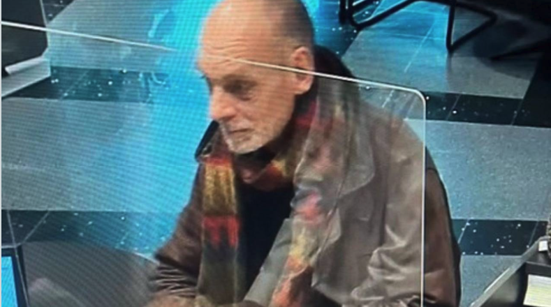 Dieser Mann soll unbefungt Geld abgehoben haben.