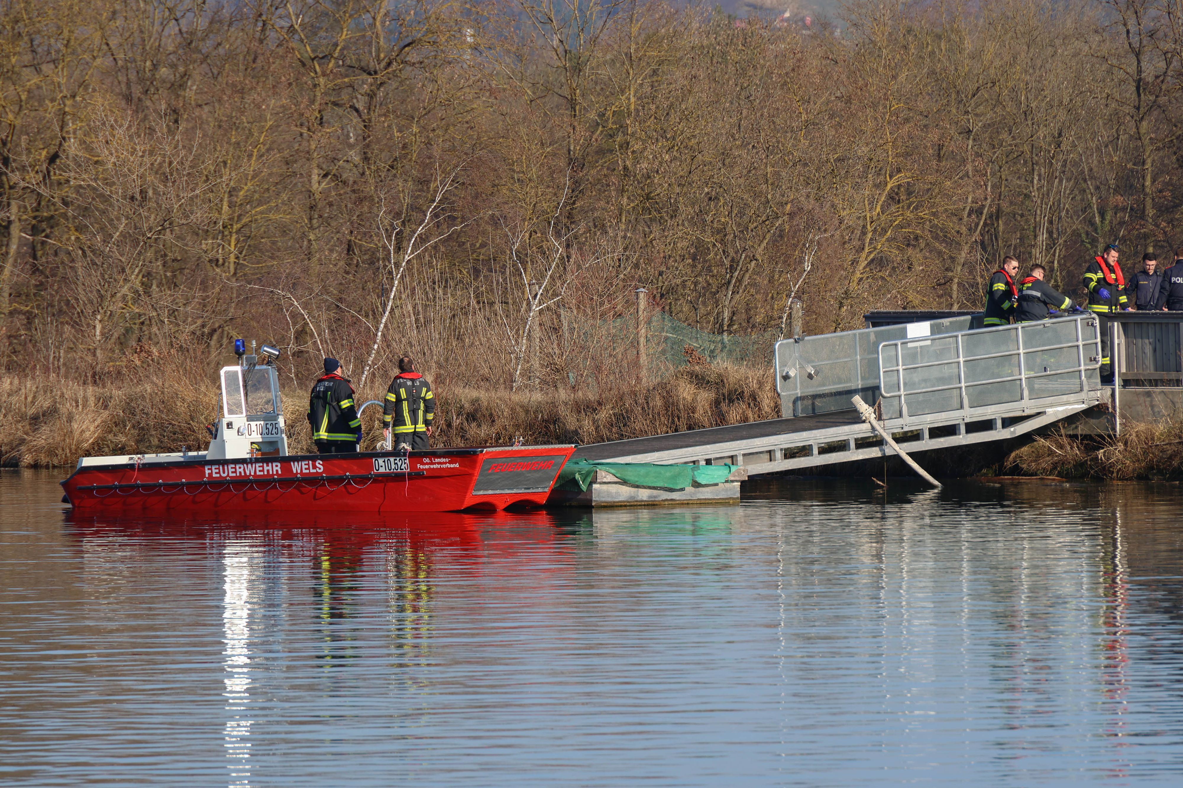 Aus der Traun wurde eine leblose Person geborgen.
