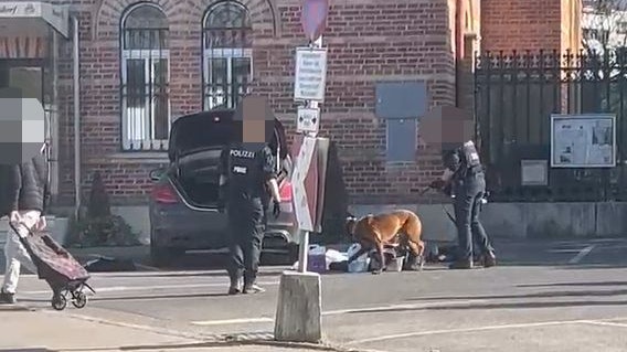 Ohne Schein! Polizei zieht Mercedes-Lenker aus Verkehr