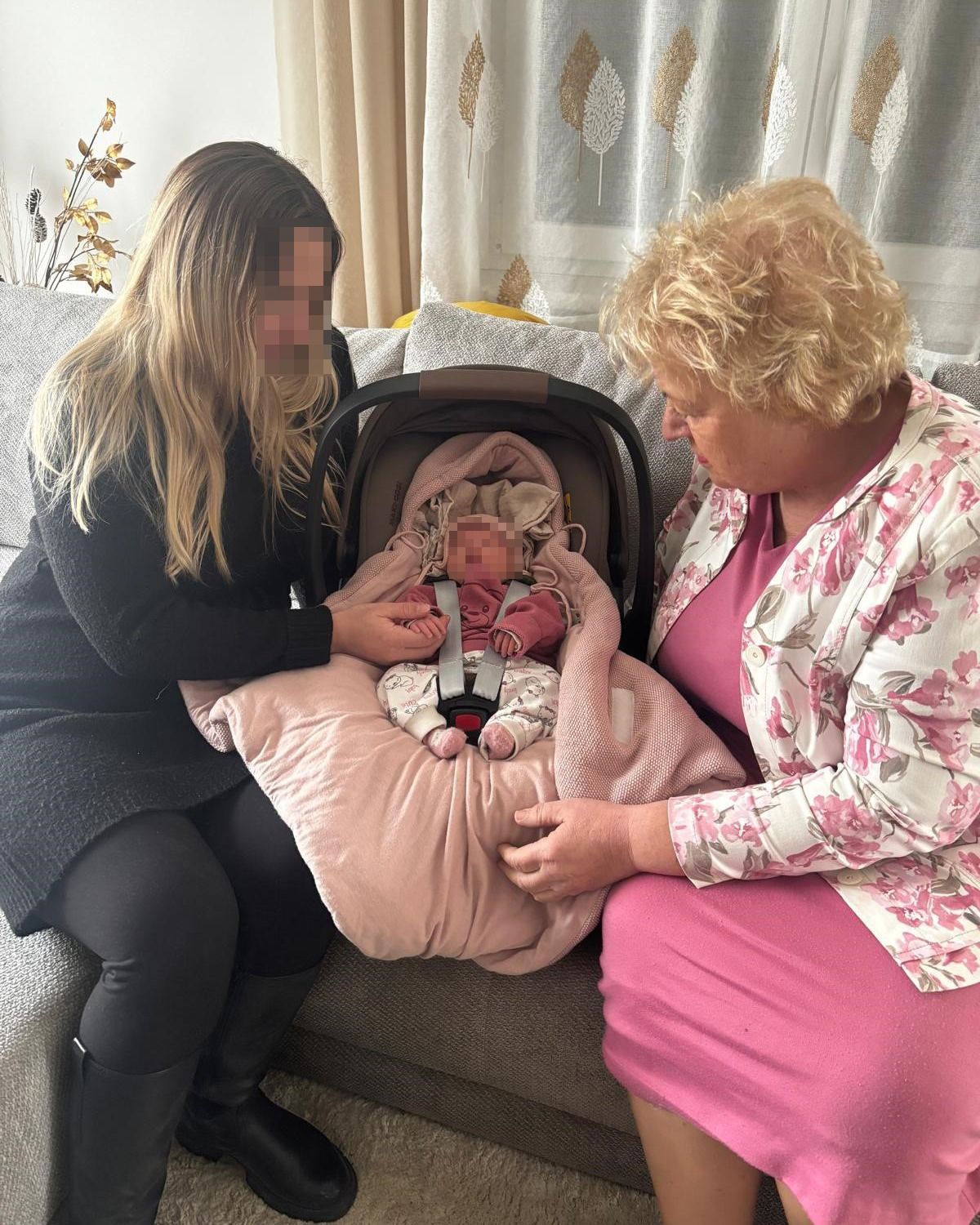 Mama Jennifer und Tochter Emma sind auf sich allein gestellt – geholfen wird von Volkshilfe-Präsidentin Verena Dunst.