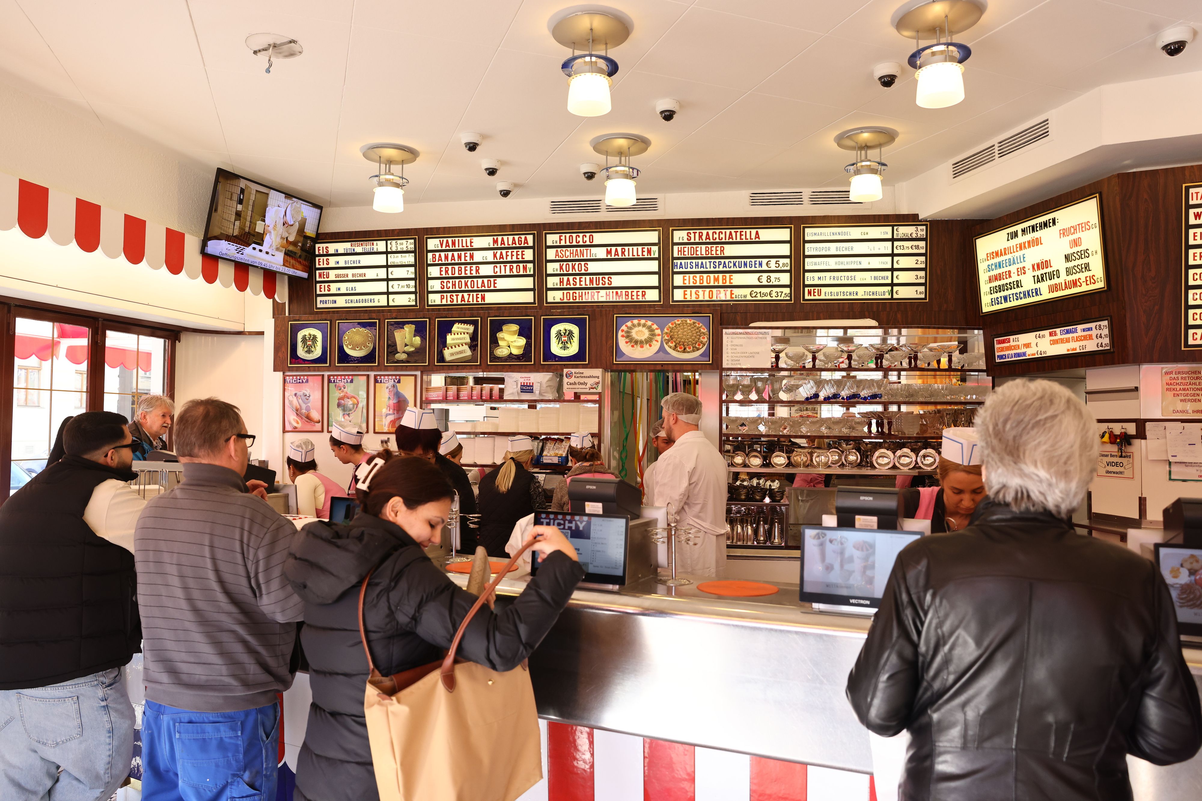 Der Eissalon Tichy hat wieder geöffnet.
