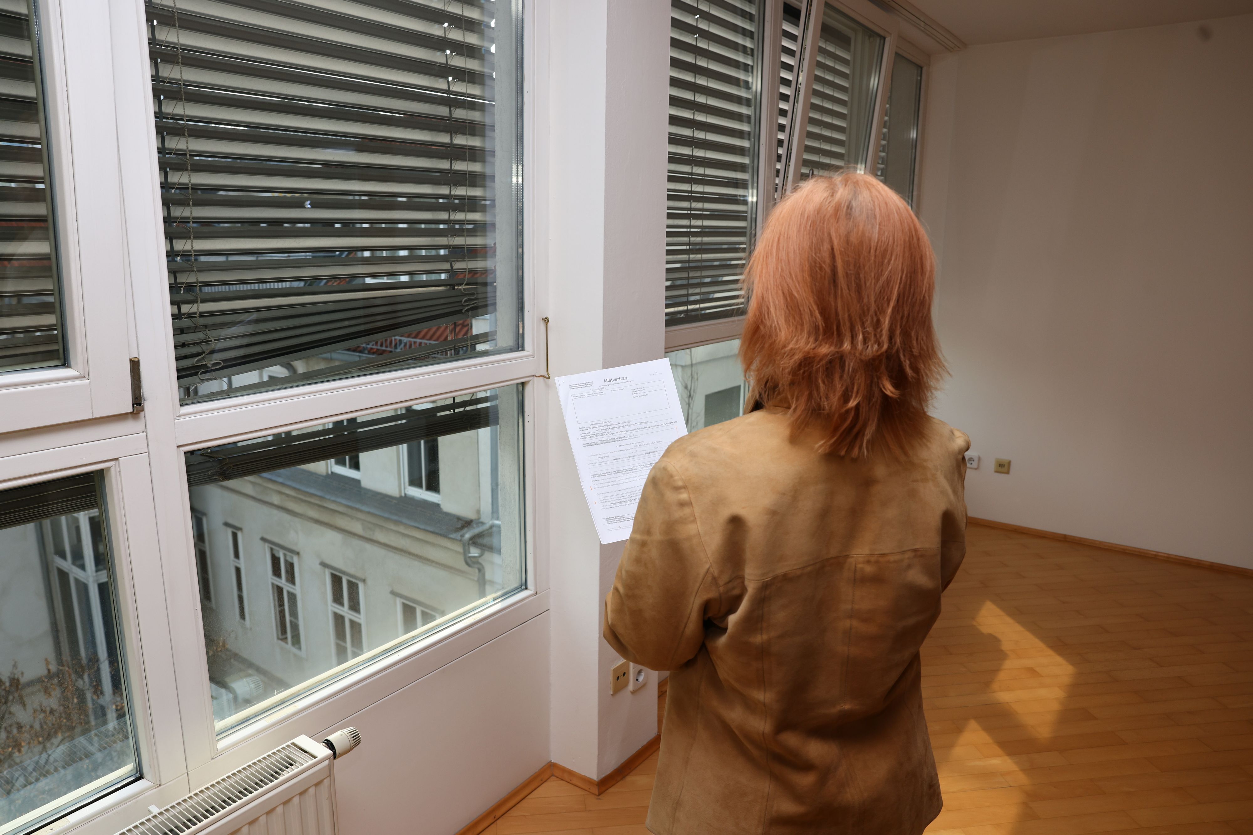 Kaputte Jalousien und alte, nicht funktionsfähige Geräte: Mieterin Isabella S. zieht vor Gericht.