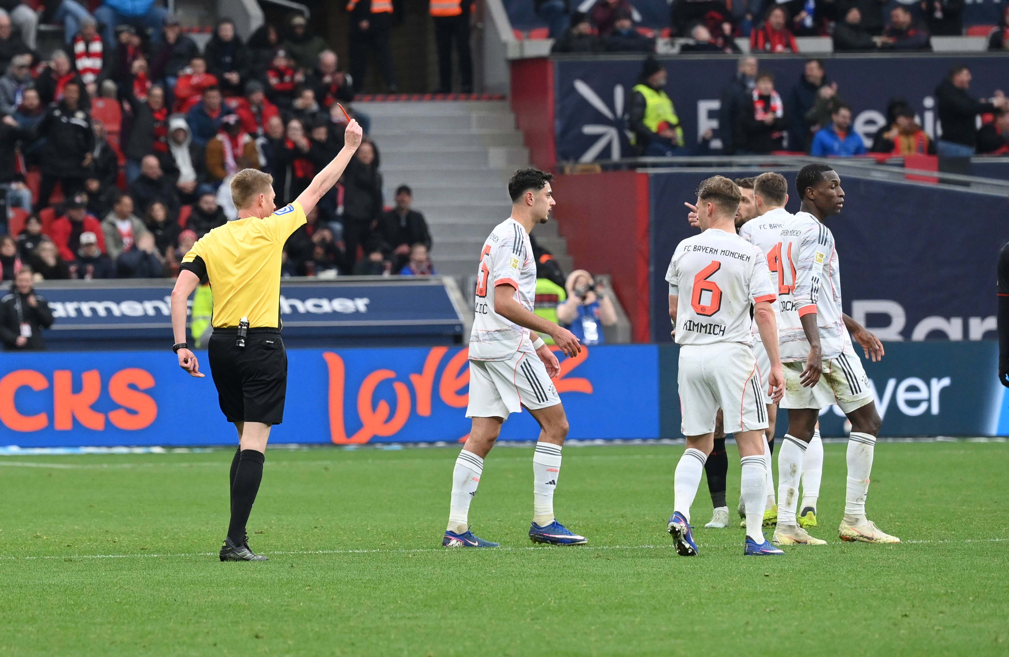 Heute.at - Zwei Stars fliegen vom Platz, aber Bayern rettet Punkt