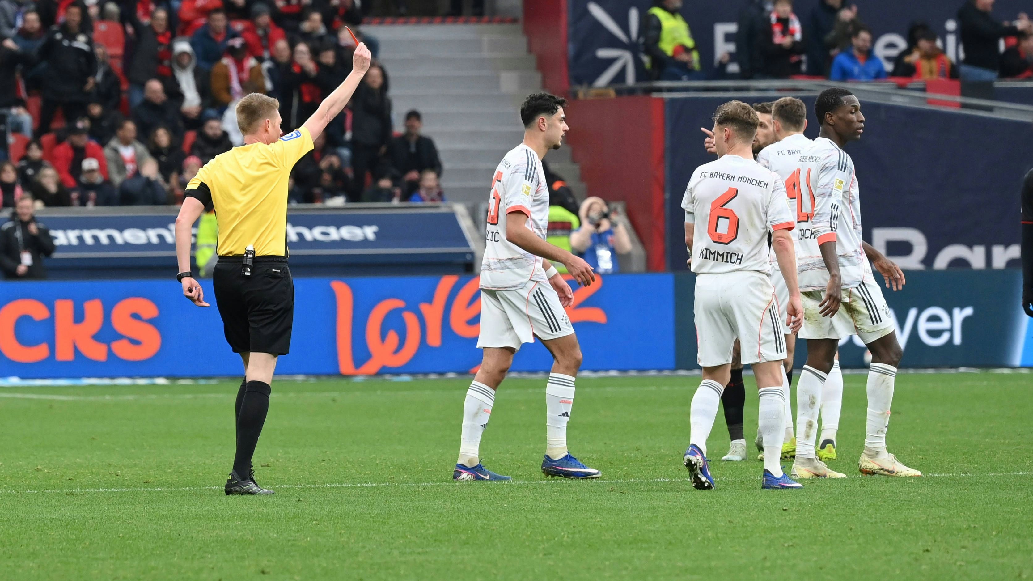 Heute.at - Zwei Stars fliegen vom Platz, aber Bayern rettet Punkt