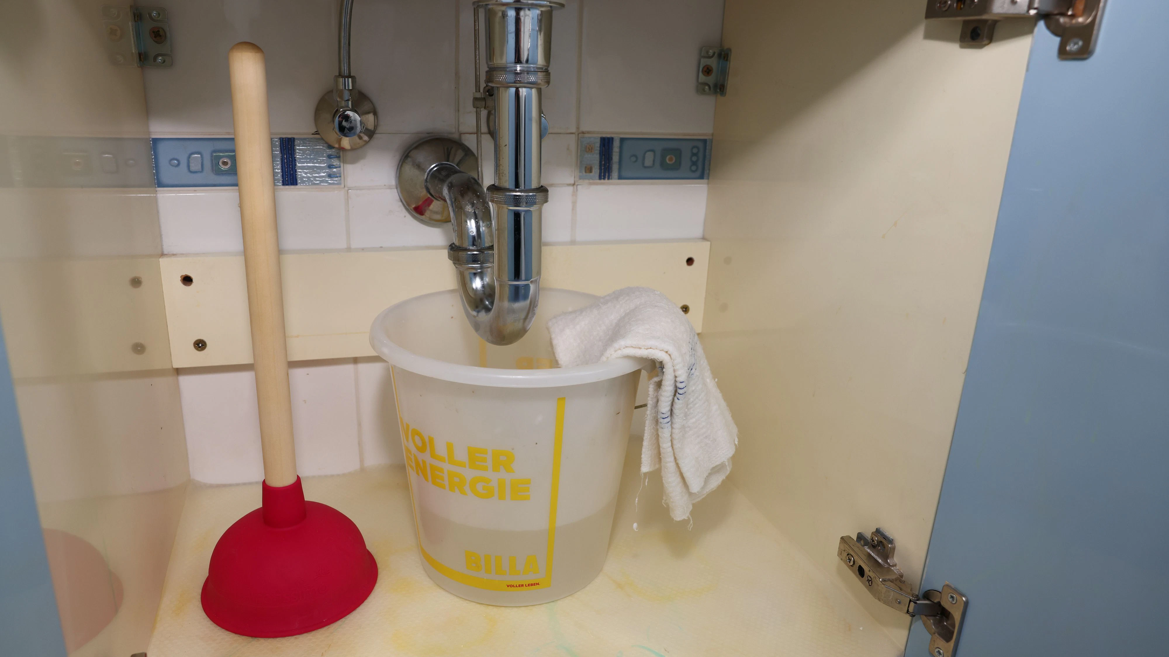 Im Bad tropft es beständig aus einem Abflussrohr.