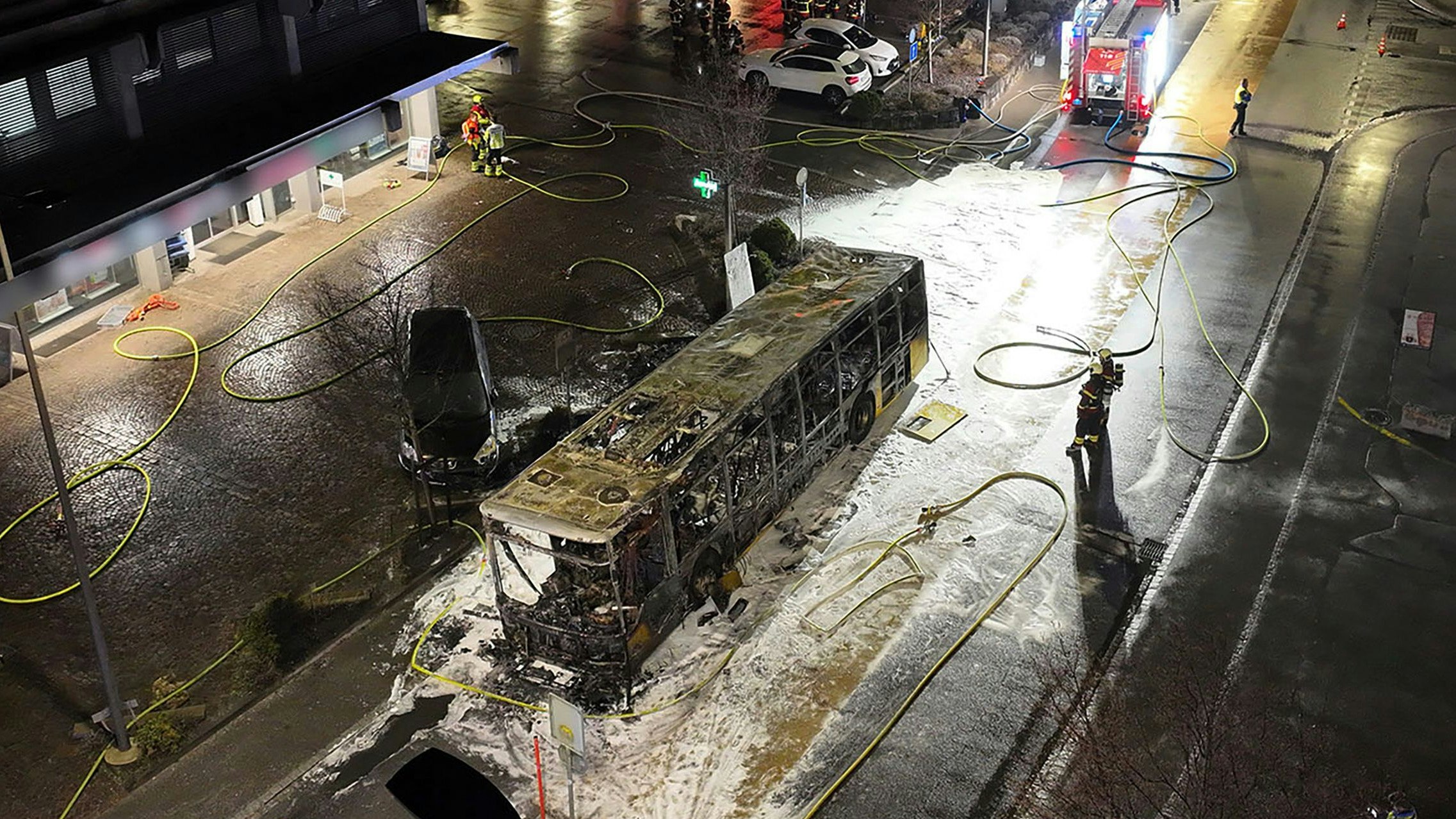 Heute.at - 6 Tote bei Busbrand – Täter war Polizei bekannt