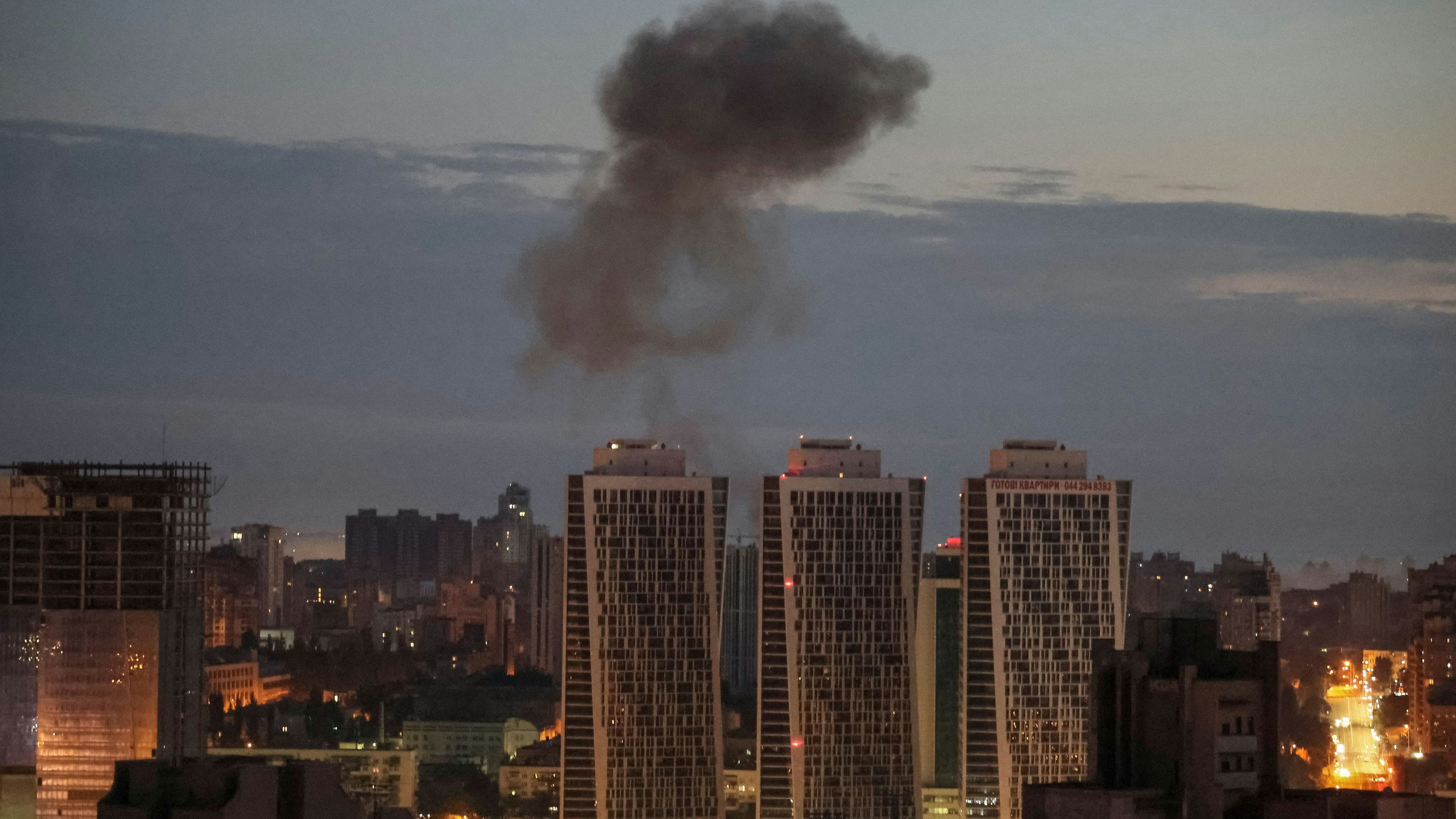 Der Chef der regionalen Militärverwaltung, Mykola Kalaschnyk, hatte zuvor von Opfern bei "massiven" nächtlichen Drohnen- und Raketenangriffen berichtet. 