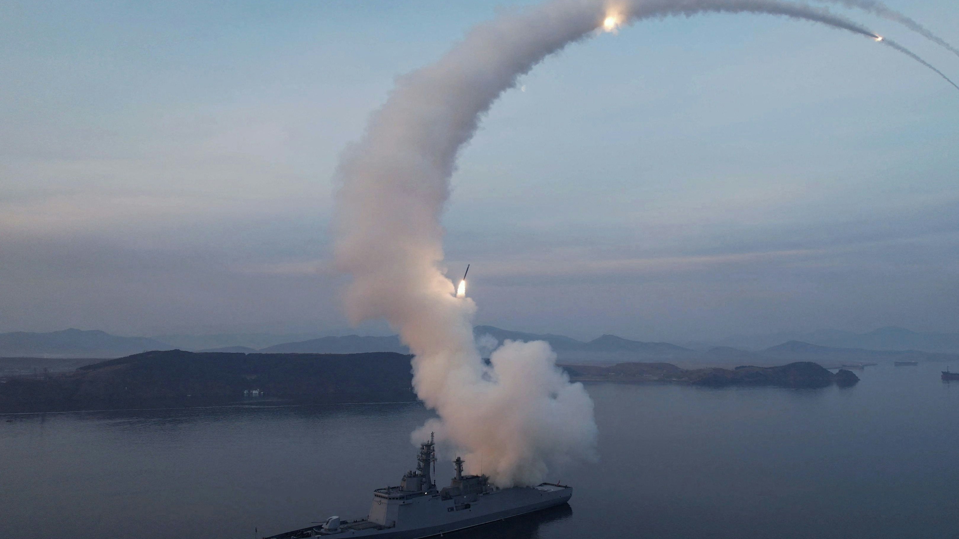 Die Raketen wurden gegen 13:20 Uhr Ortszeit (05:20 Uhr MEZ) vom Gebiet Sunan in der Nähe von Pjöngjang gestartet.