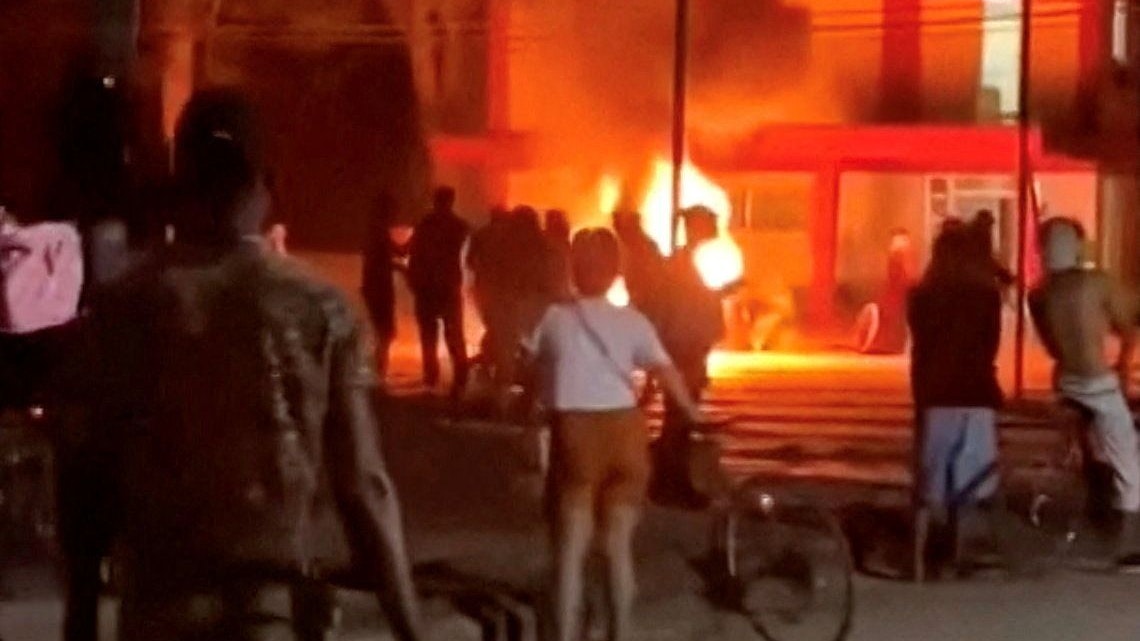 Im Internet verbreitete Videos zeigen, wie sie Akten, Computer und Möbel auf die Straße schleppen und in Brand setzen.