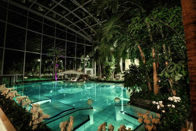 Ein Kuss im Spa führte zum Rausschmiss, jetzt ist die Aufregung groß.