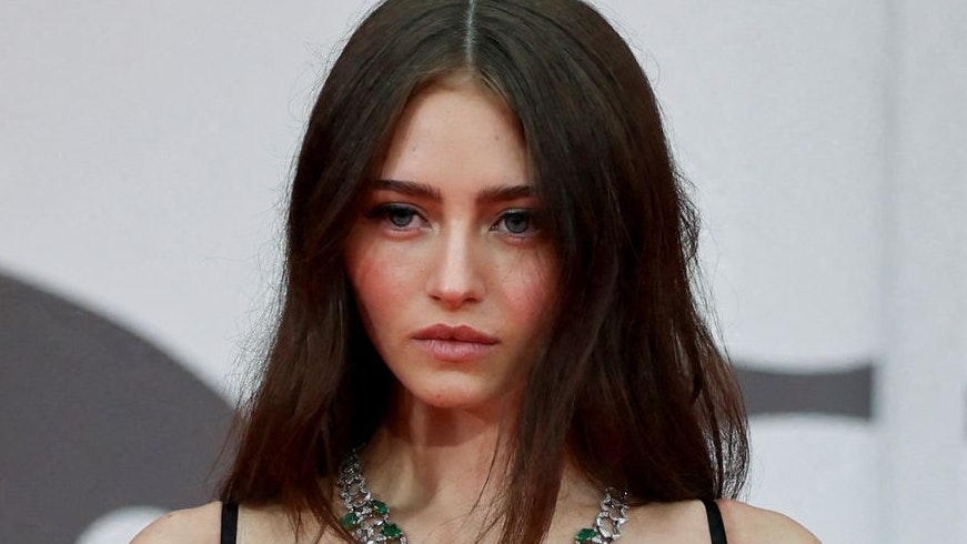 Heute.at - Wie Heidi früher! Leni begeistert im eleganten Look