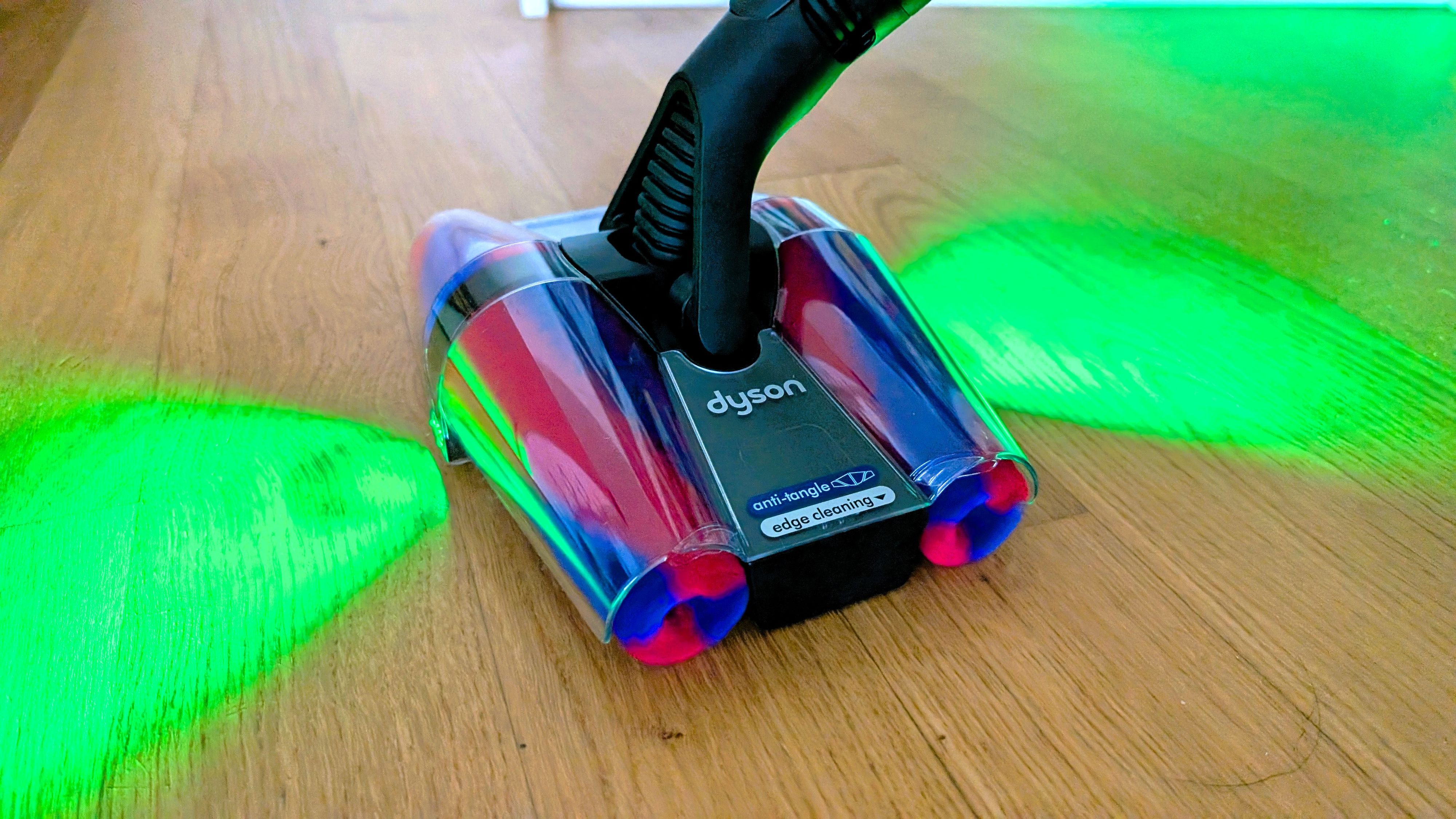 Gerade Haare und feine Partikel werden auf glatten Böden effektiv erfasst und in den Staubbehälter transportiert.