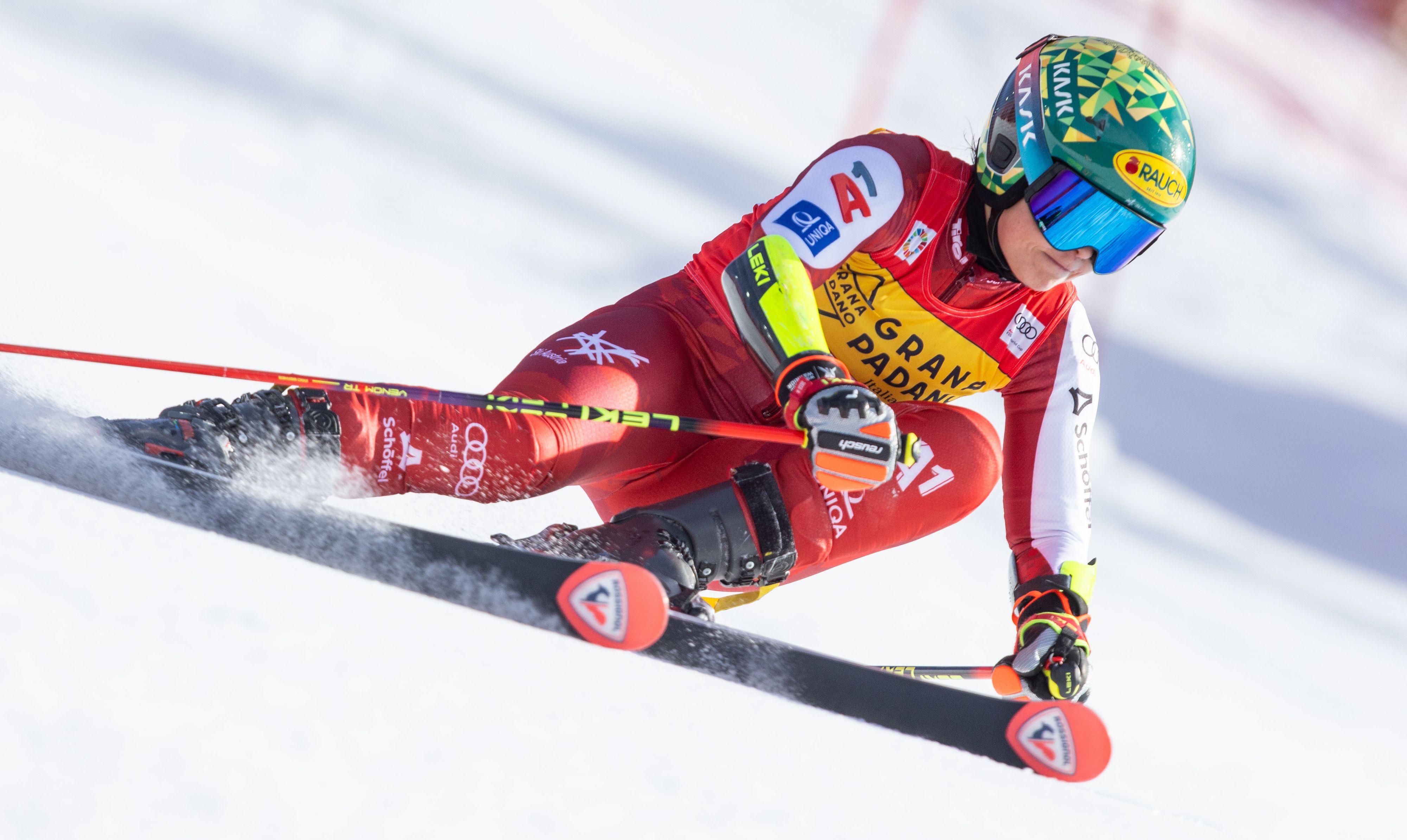 Julia Scheib holt sich die Kugel.