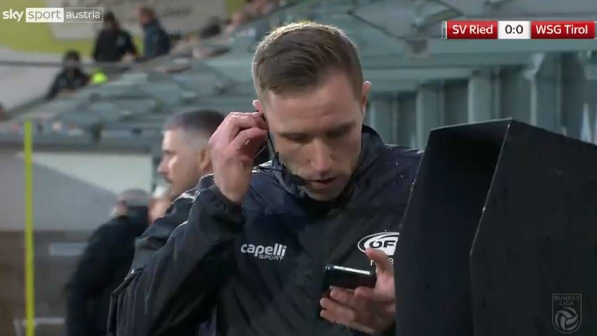 Isa Simsek, der VAR des Spiels, meldete sich beim Vierten Offiziellen via Handy. 