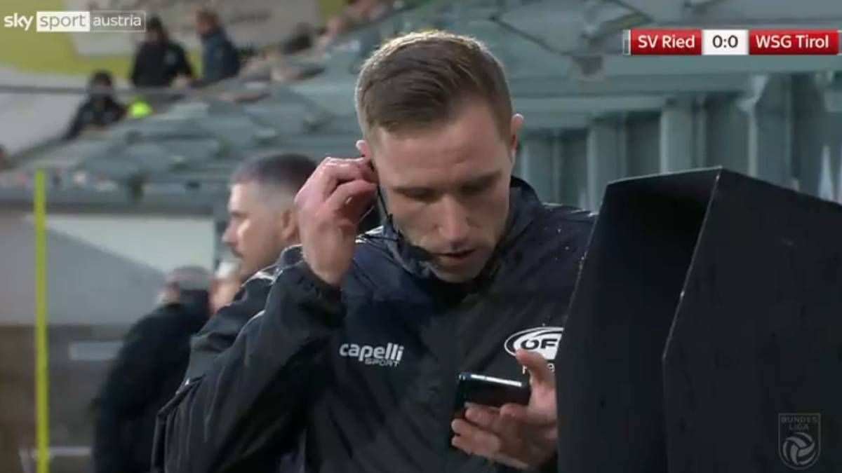 Isa Simsek, der VAR des Spiels, meldete sich beim Vierten Offiziellen via Handy. 